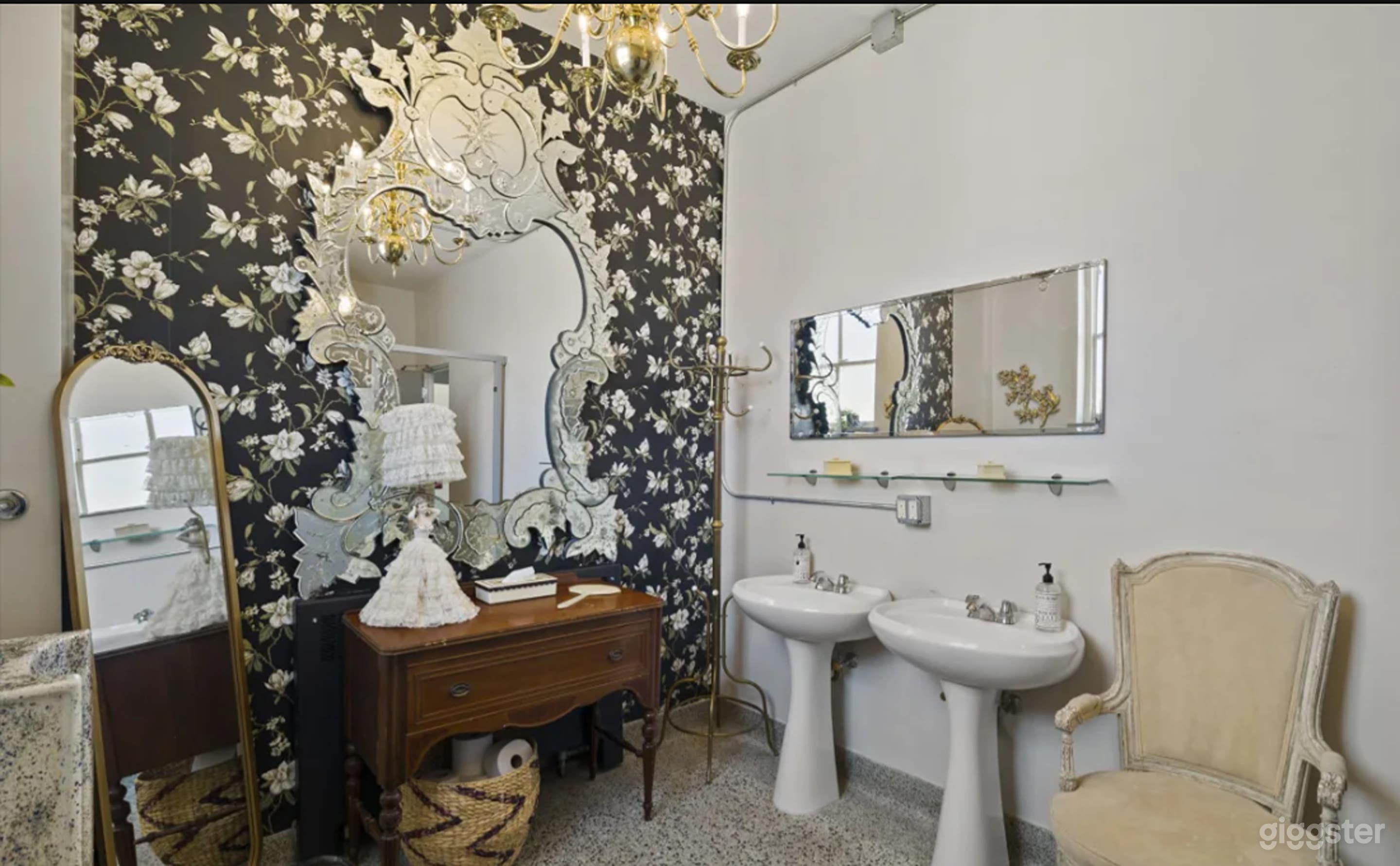 Urban Meeting/Conference Room with City Views Photo 3