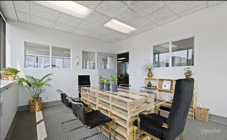  Urban Meeting/Conference Room with City Views 