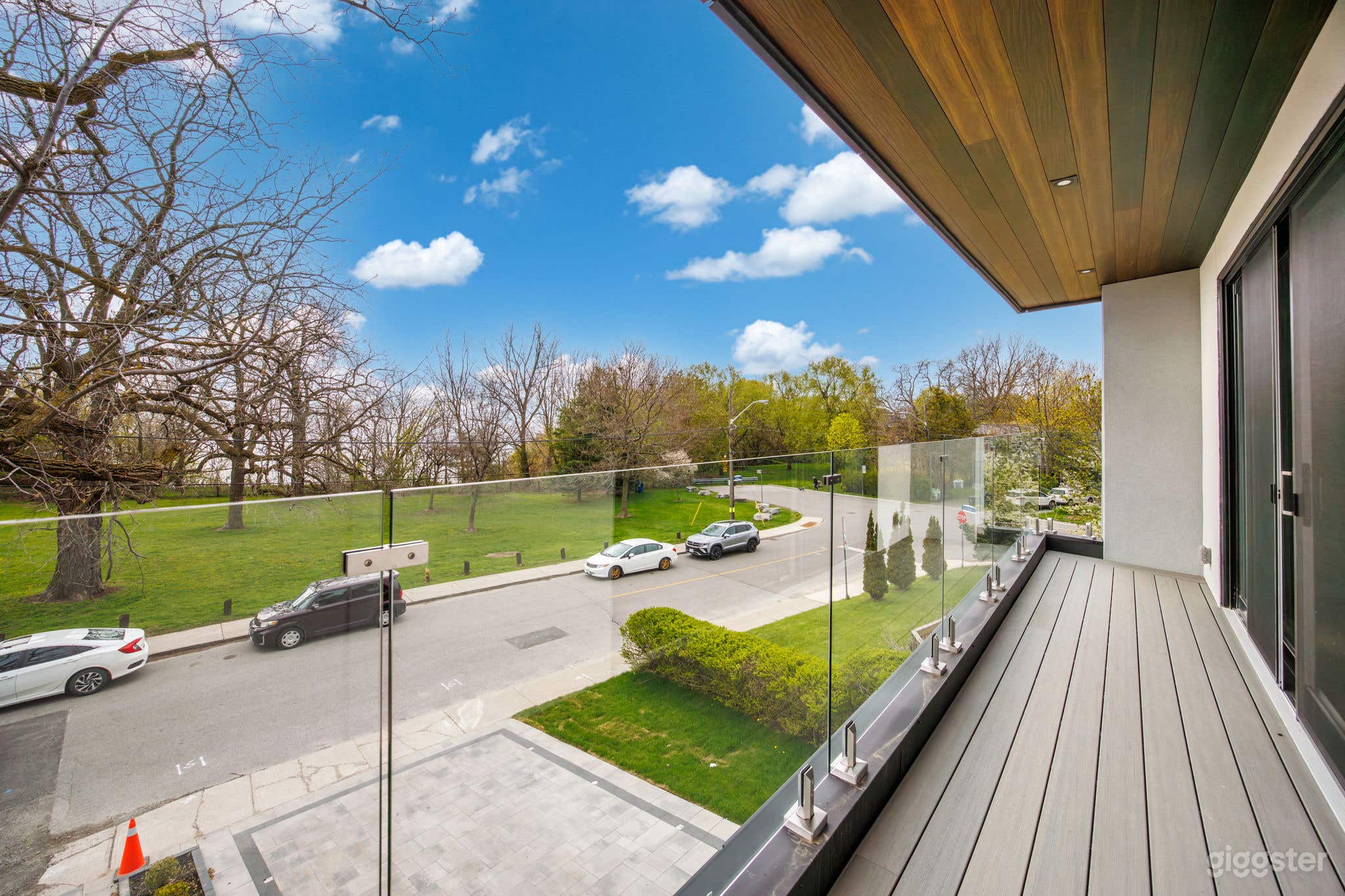 Luxury Modern Home On Waterfront Photo 3