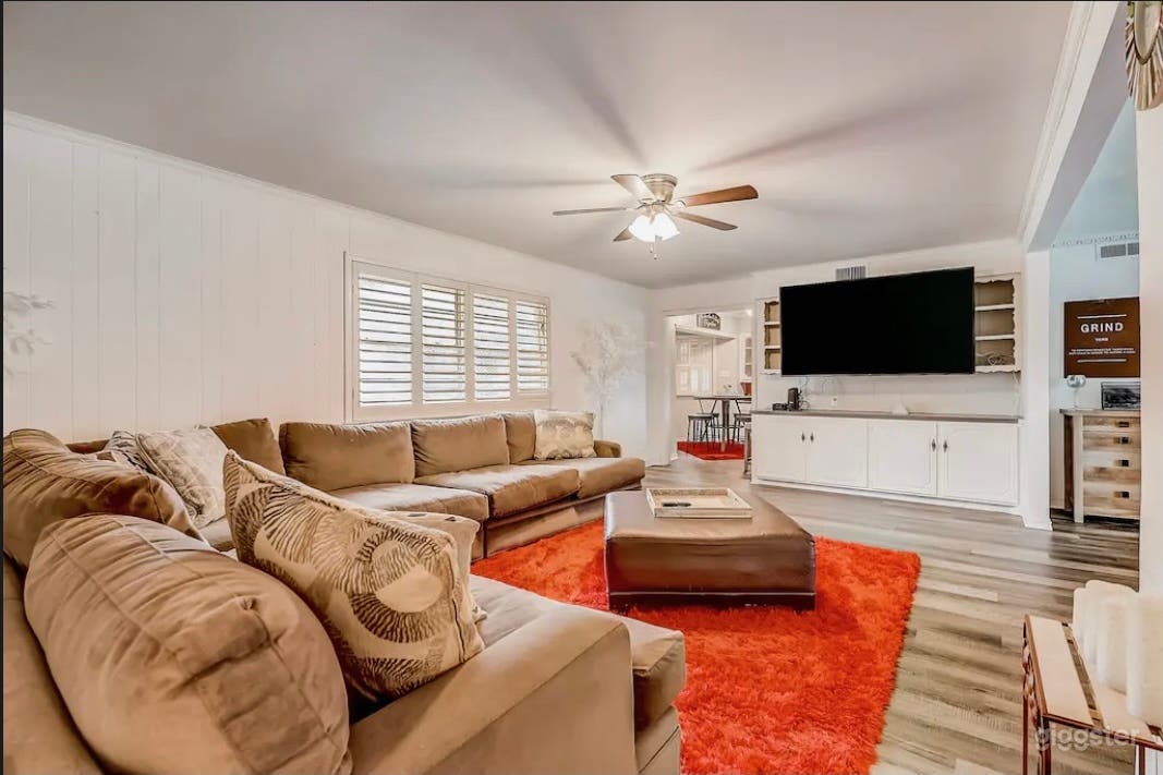 Luxurious Modern Home with Large Backyard Photo 2