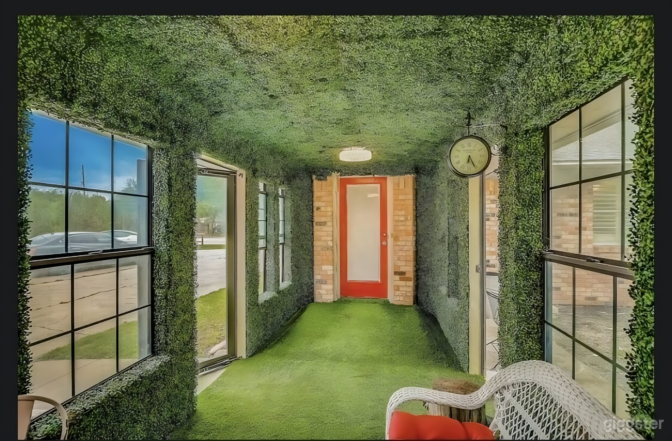 Luxurious Modern Home with Large Backyard Photo 4