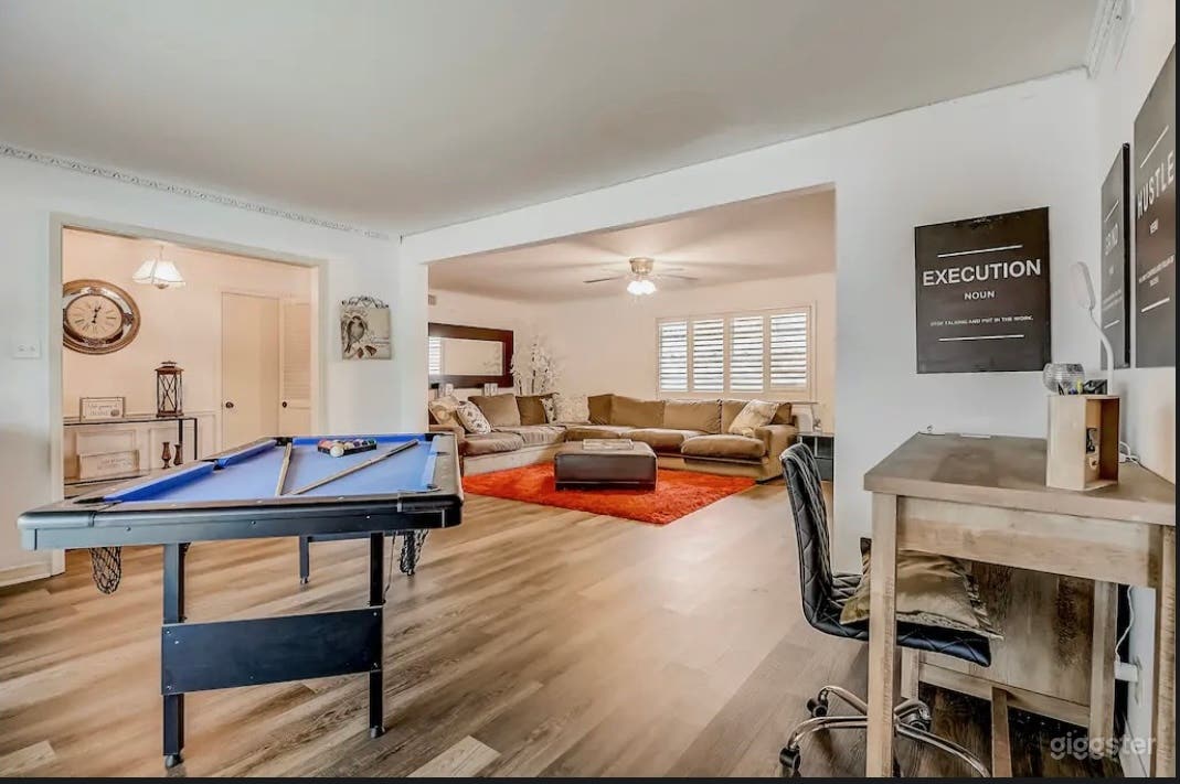 Luxurious Modern Home with Large Backyard Photo 4