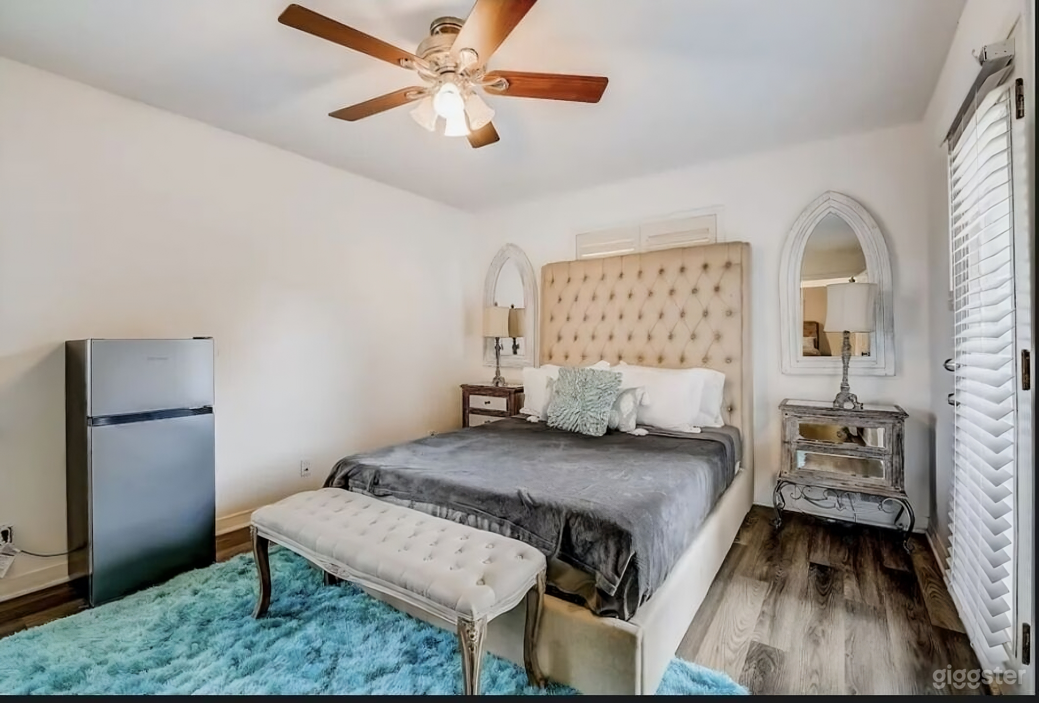 Luxurious Modern Home with Large Backyard Photo 3