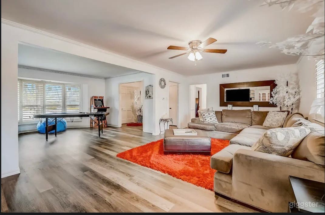 Luxurious Modern Home with Large Backyard Photo 3