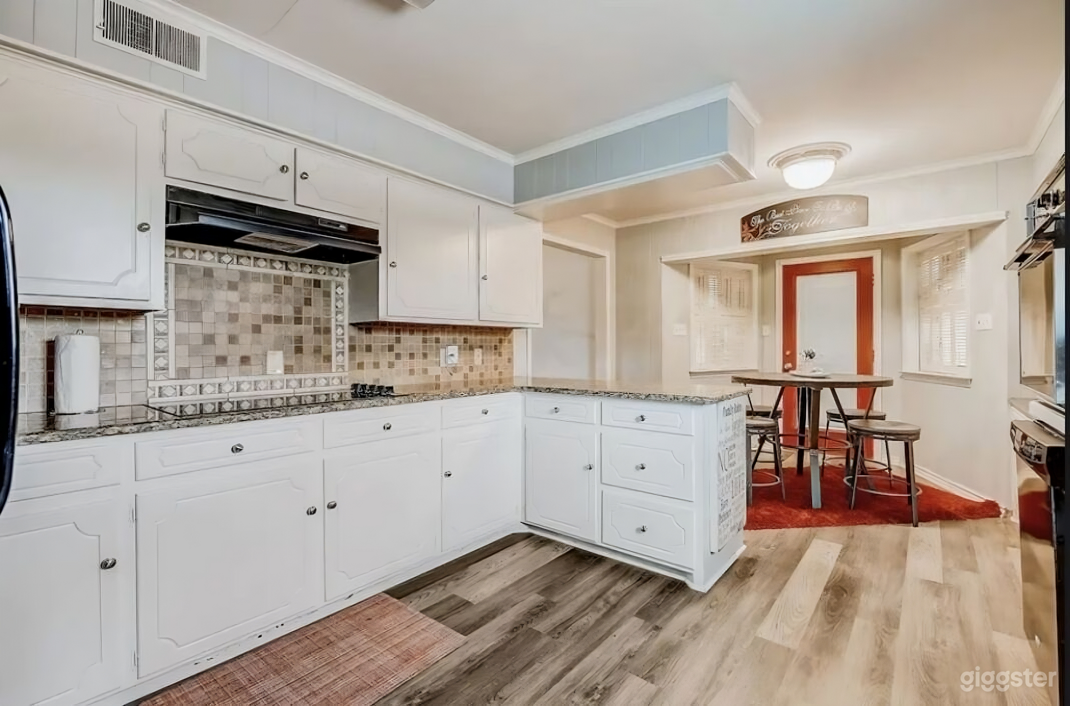 Luxurious Modern Home with Large Backyard Photo 2