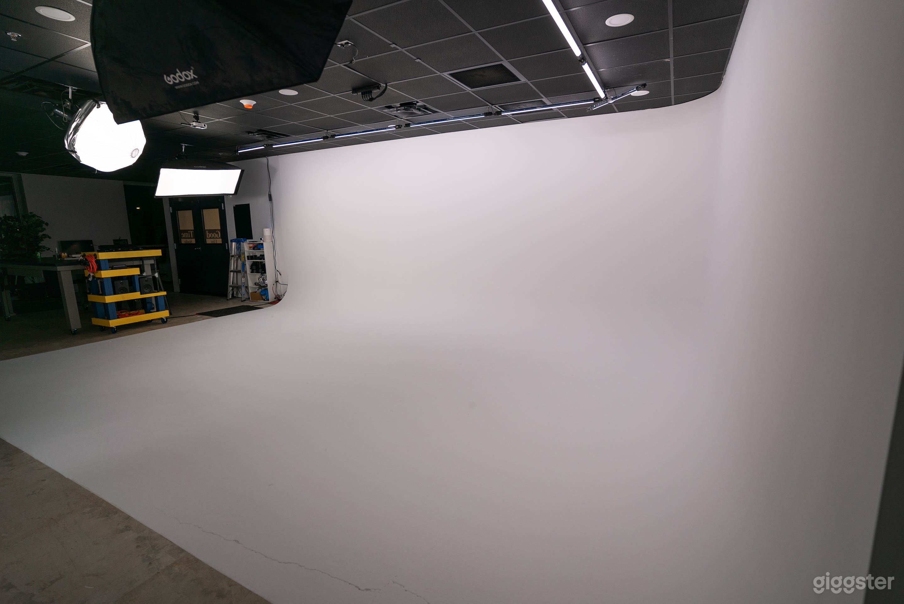 20' x 15' cyclorama wall