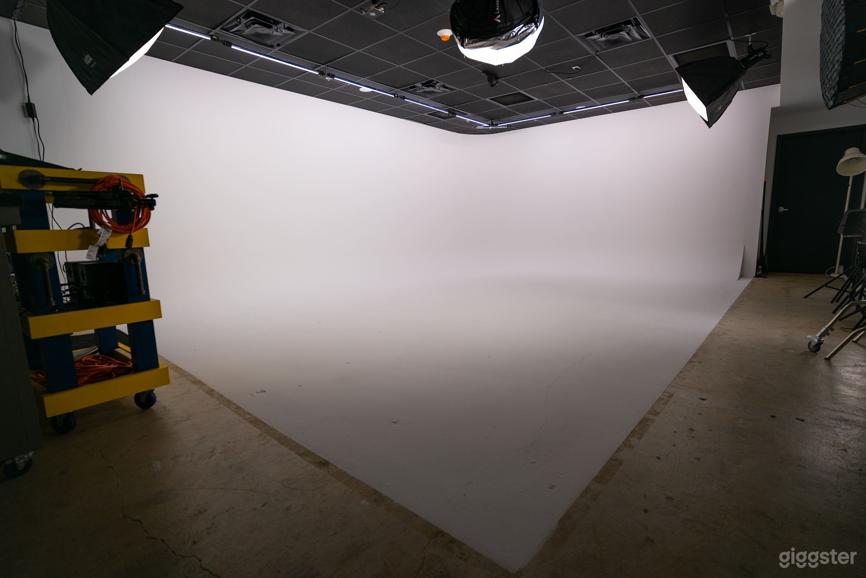 20' x 15' cyclorama wall