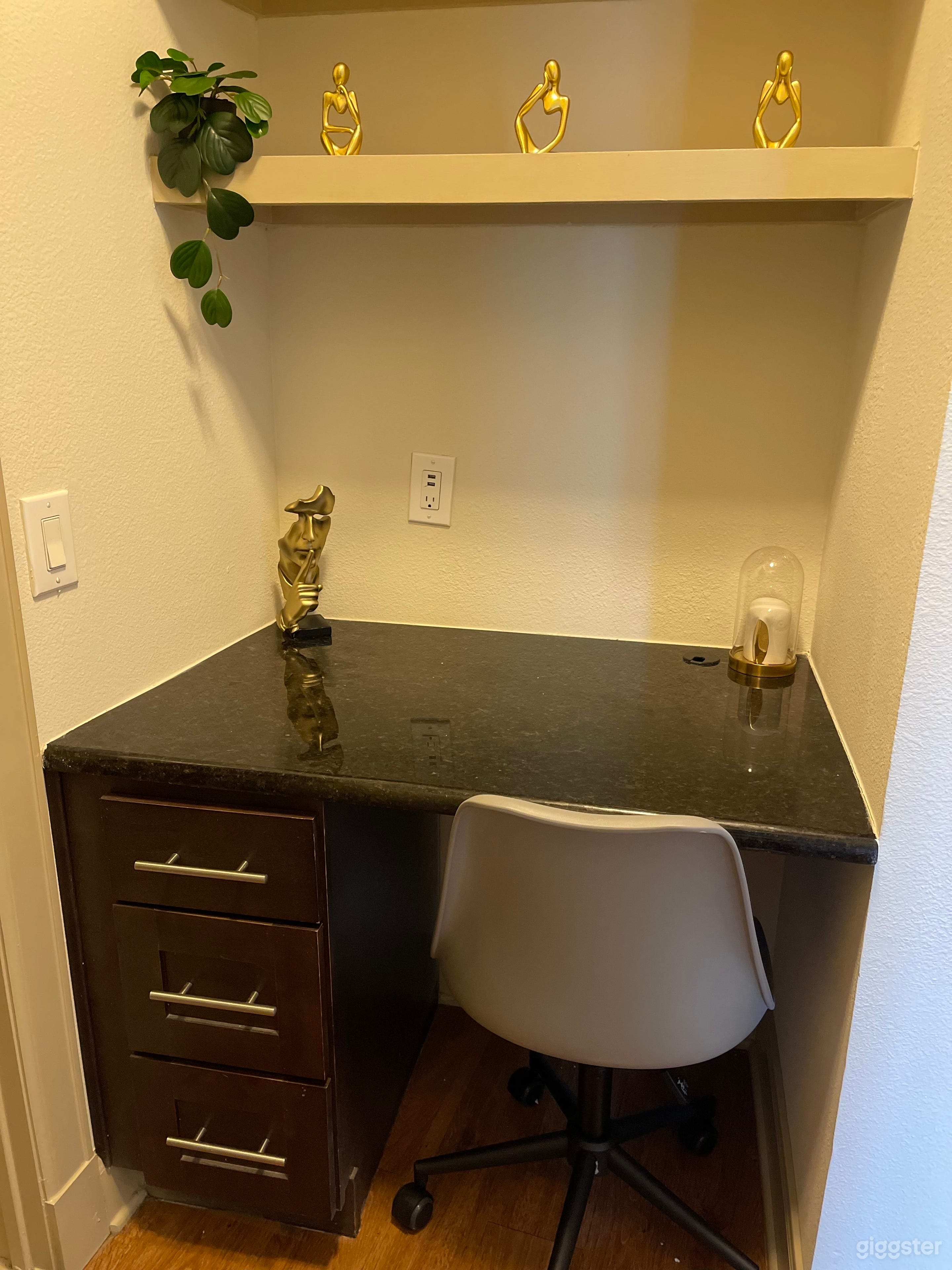 Champagne Lounge Photo 3