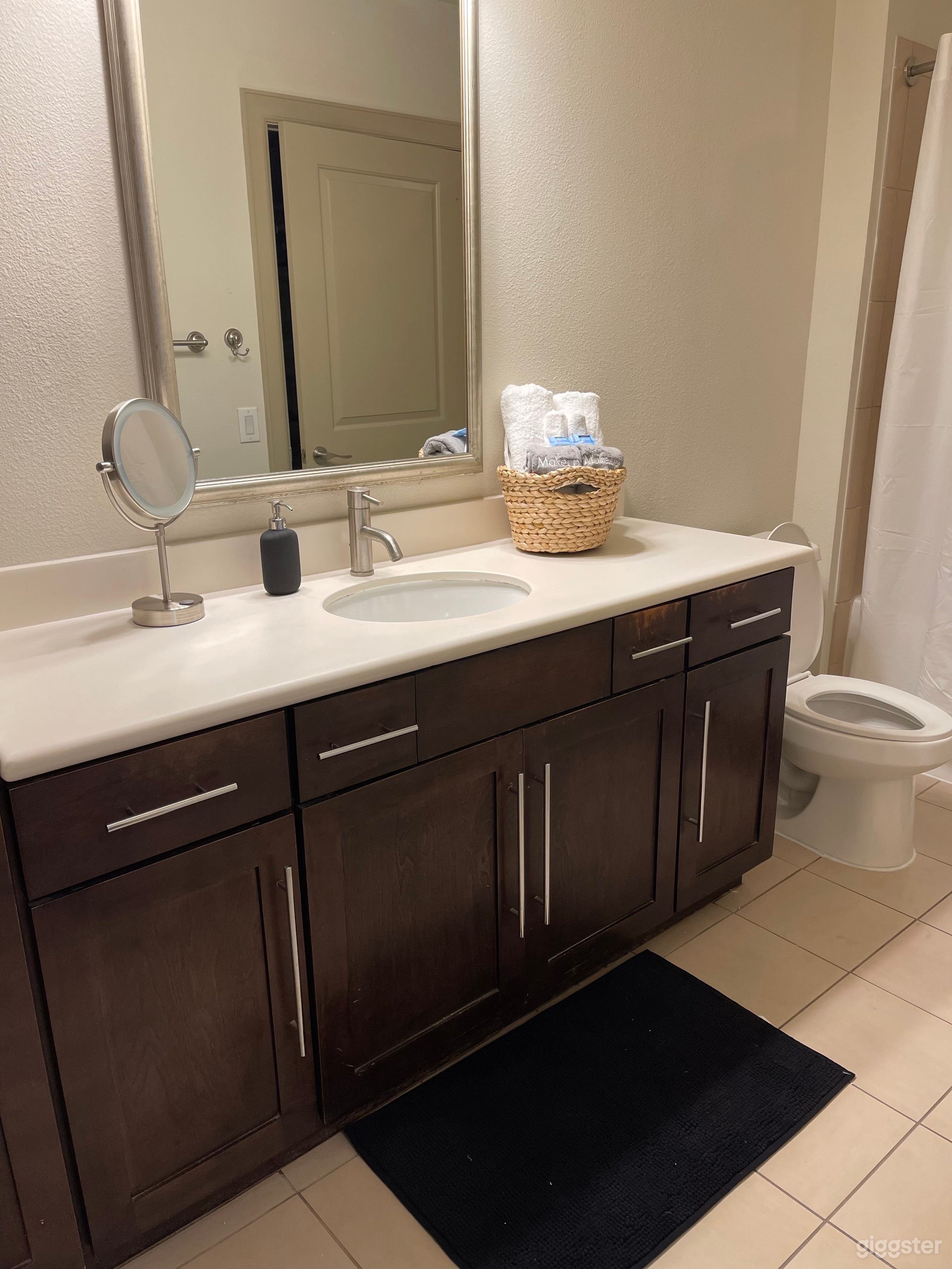 Champagne Lounge Photo 1