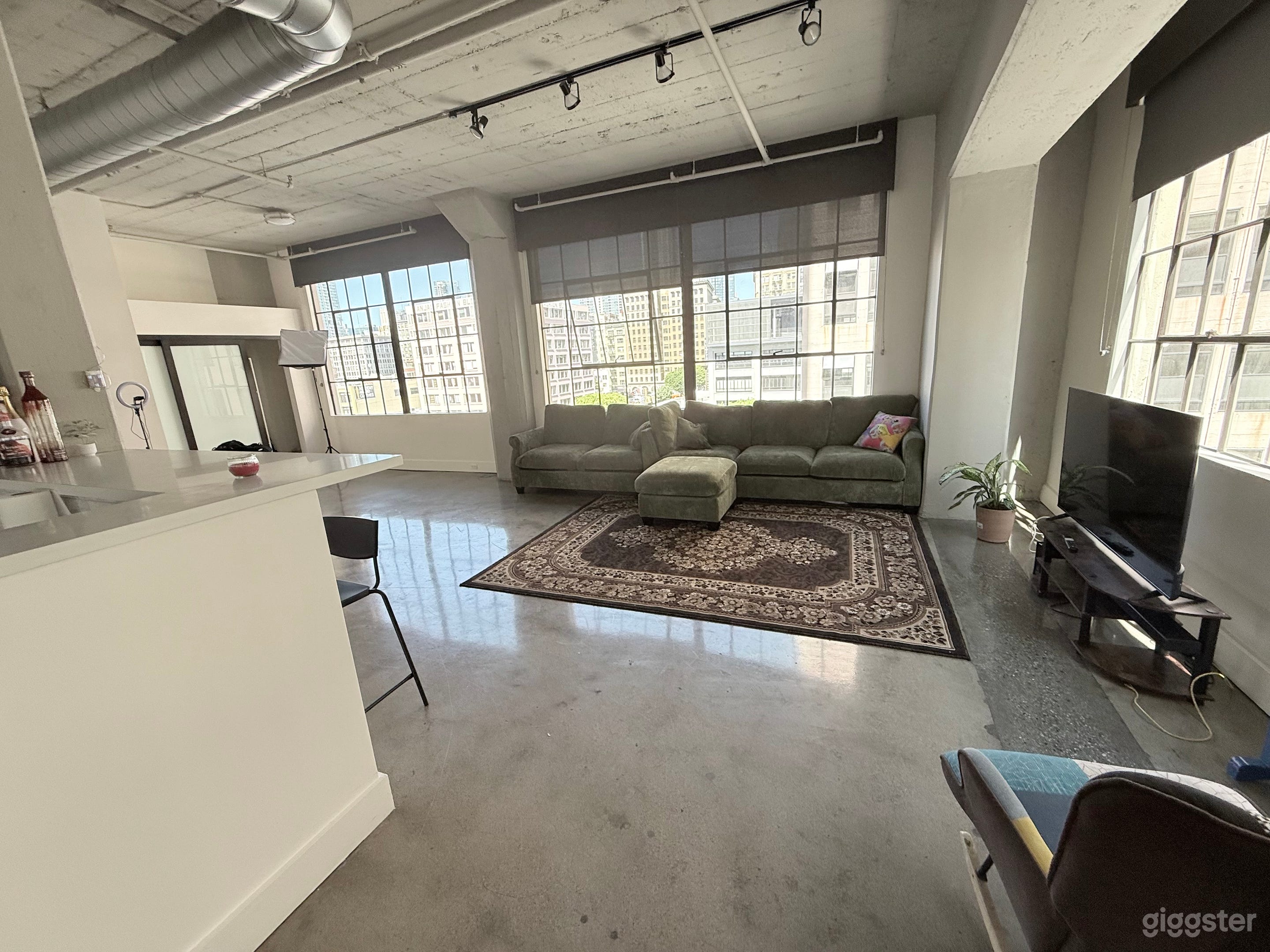 Studio Loft with City view Photo 1