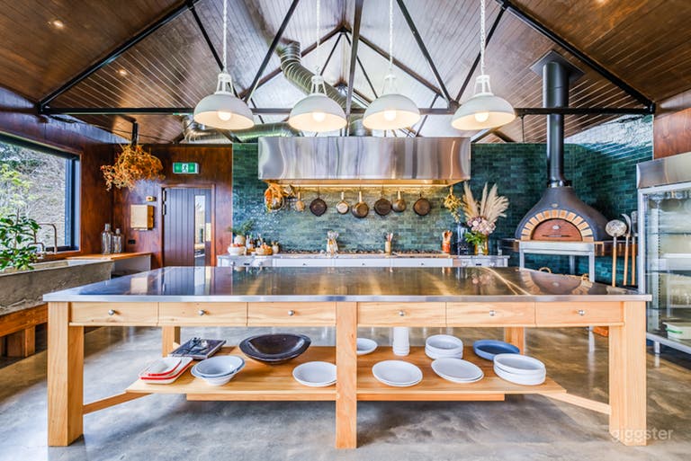  Escuela de cocina moderna se encuentra con granja tradicional 