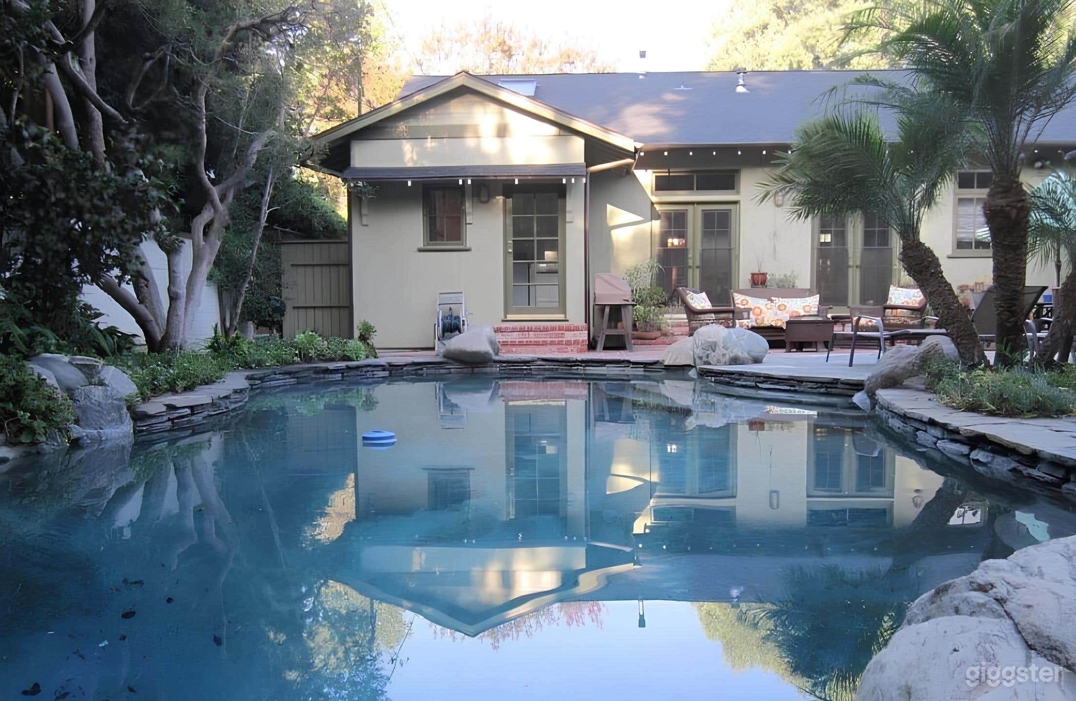 Cozy and Homey Swimming Pool in Toluca Lake Photo 1