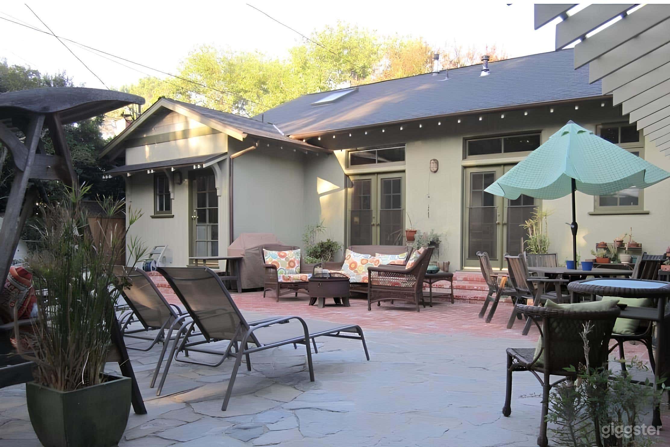 Cozy and Homey Swimming Pool in Toluca Lake Photo 2