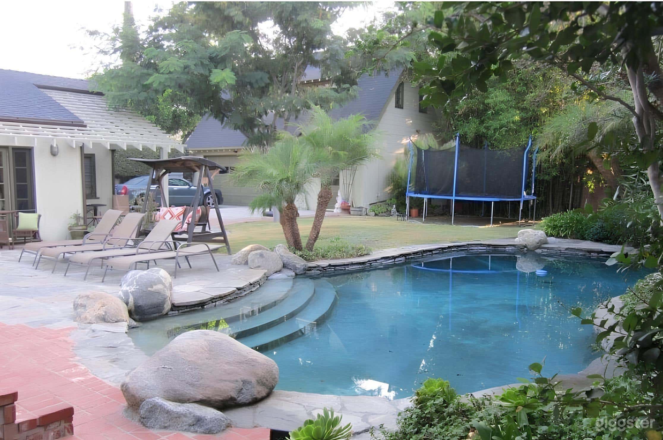 Cozy and Homey Swimming Pool in Toluca Lake Photo 3