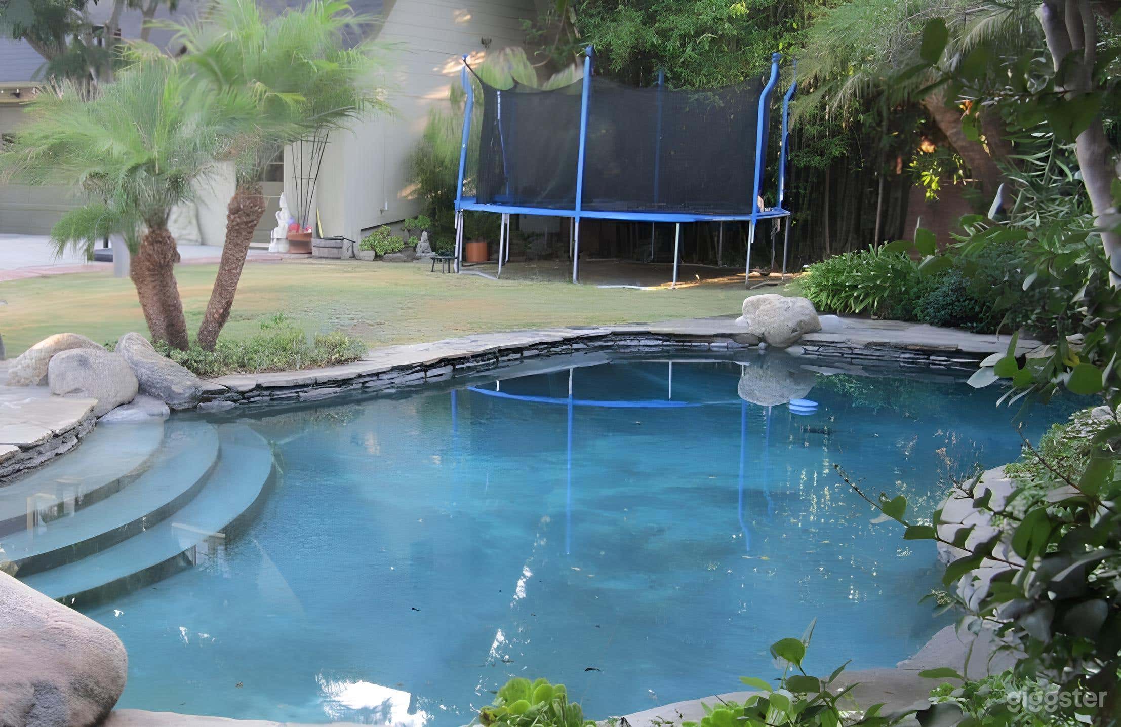 Cozy and Homey Swimming Pool in Toluca Lake Photo 4