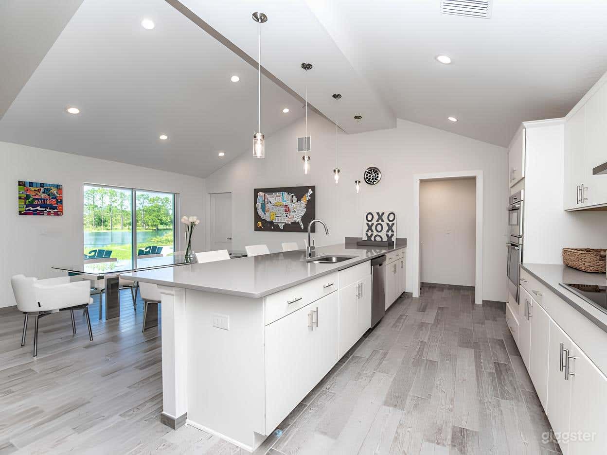 Clean, Bright, Contemporary Lakeside Home Photo 3