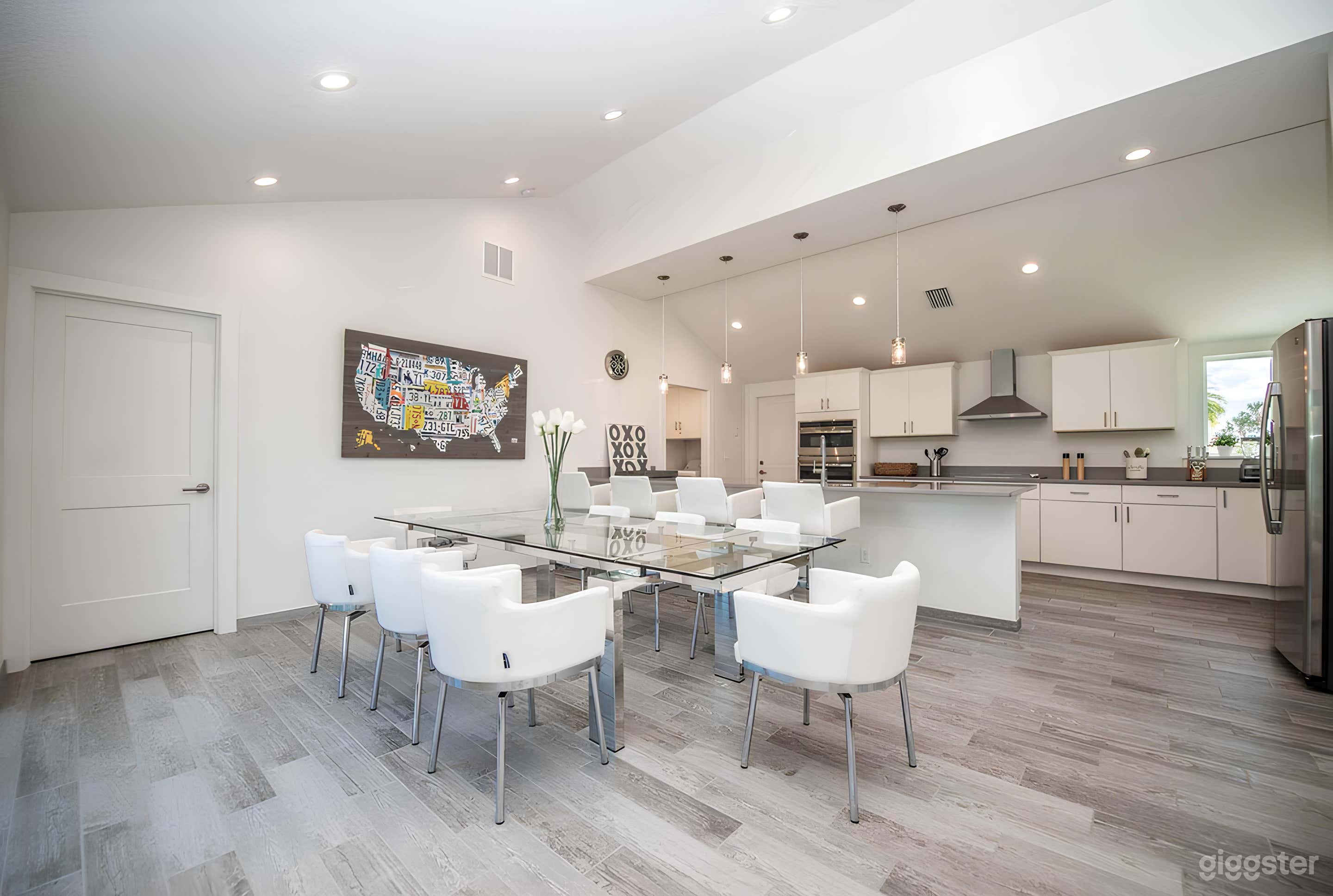 Clean, Bright, Contemporary Lakeside Home Photo 2