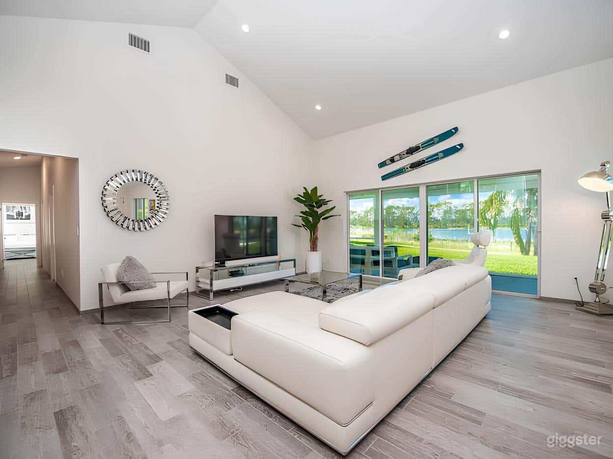 Clean, Bright, Contemporary Lakeside Home Photo 1
