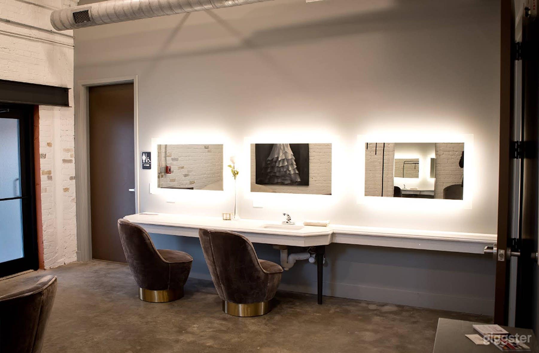 390 Sq Ft Private Space Photo 4