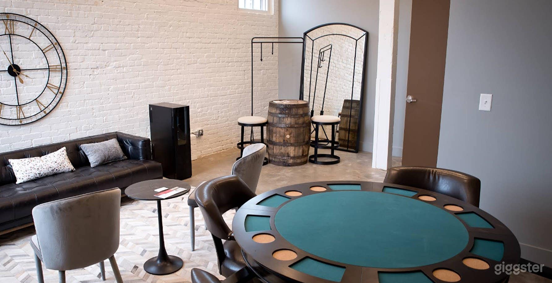 390 Sq Ft Private Space Photo 3