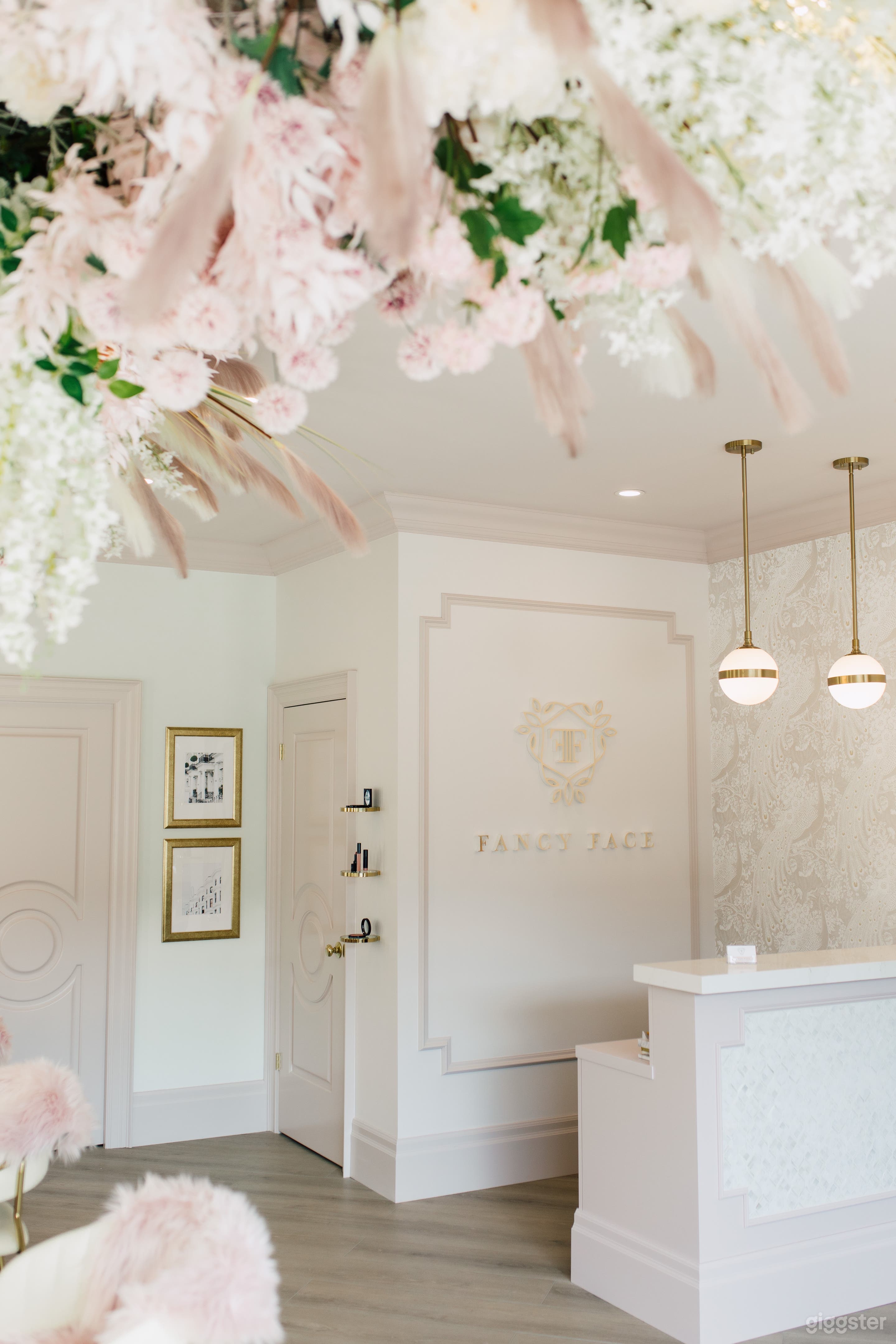 Glamorous Parisian Style Beauty Space Photo 2