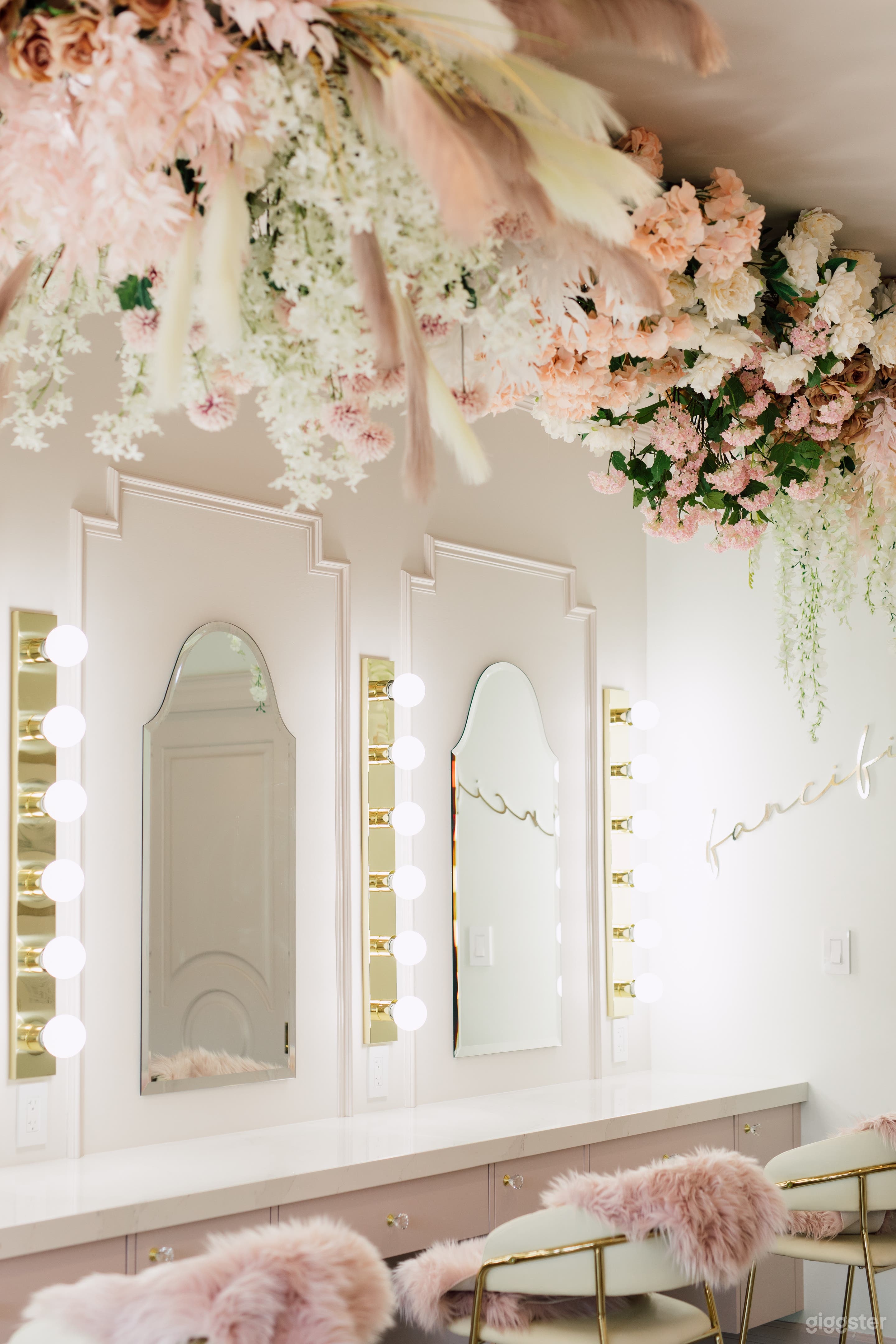 Glamorous Parisian Style Beauty Space Photo 3