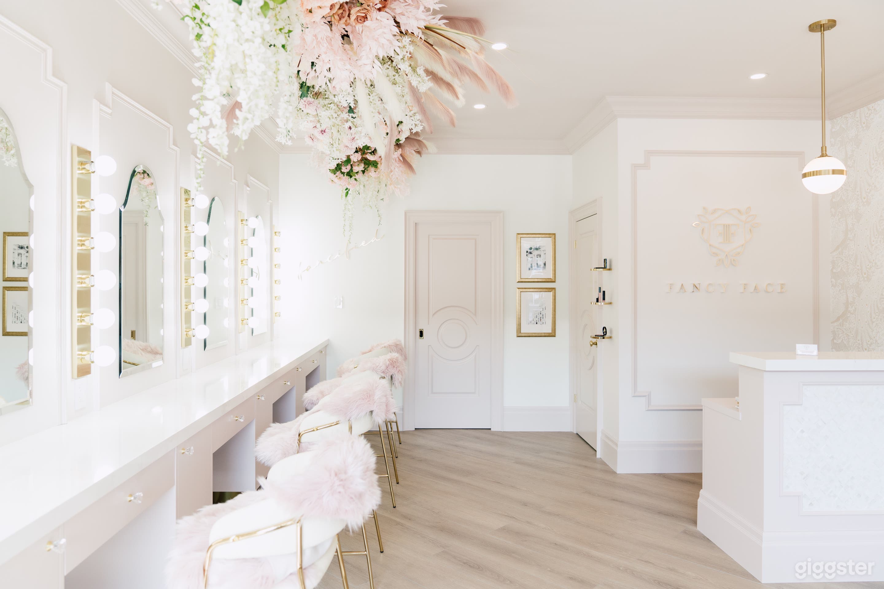 Glamorous Parisian Style Beauty Space Photo 1