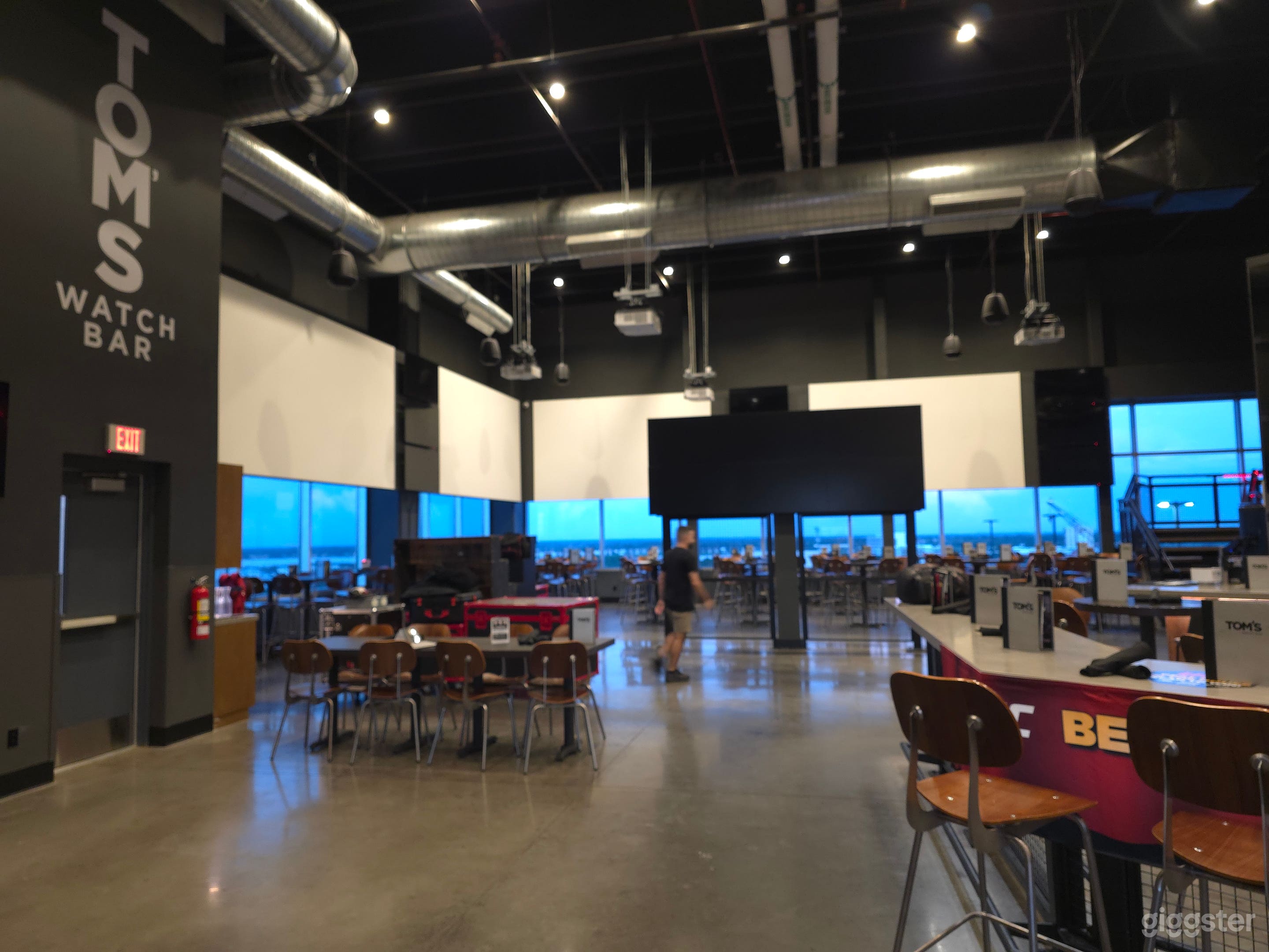 Loft Style Restaurant/Bar with Amazing Views Photo 3