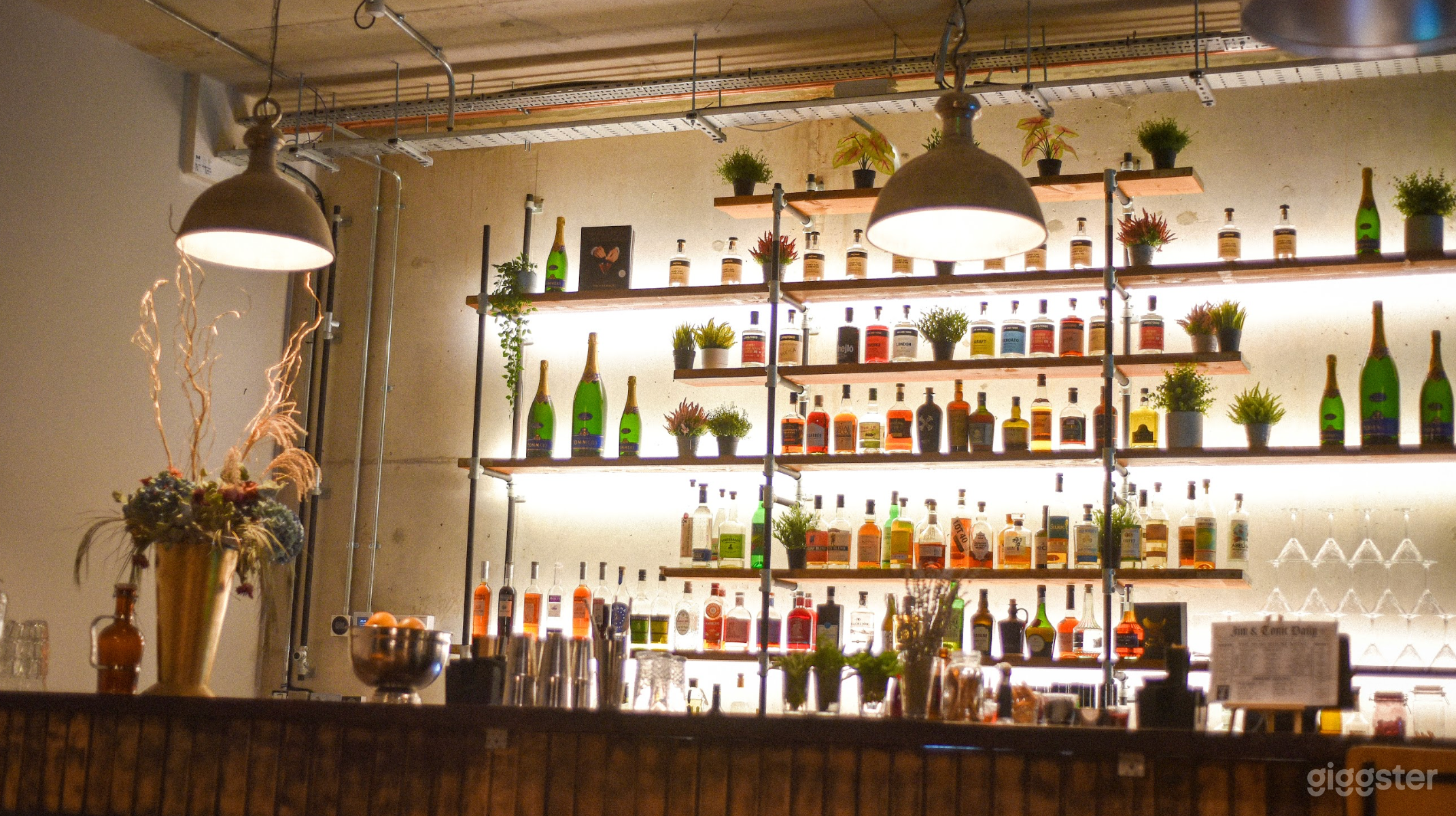 Versatile Cocktail Bar with Rooftop City Views  Photo 2