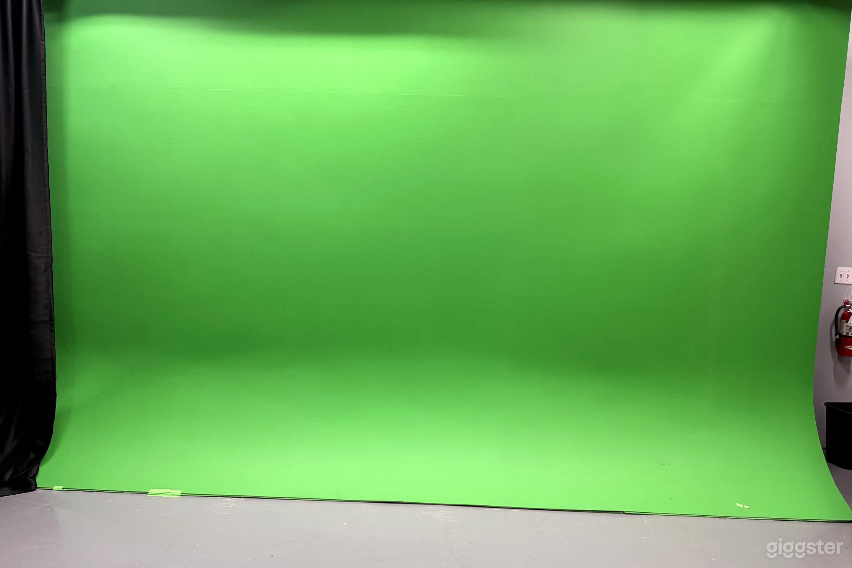 Green Screen + Podcast Studio Photo 4