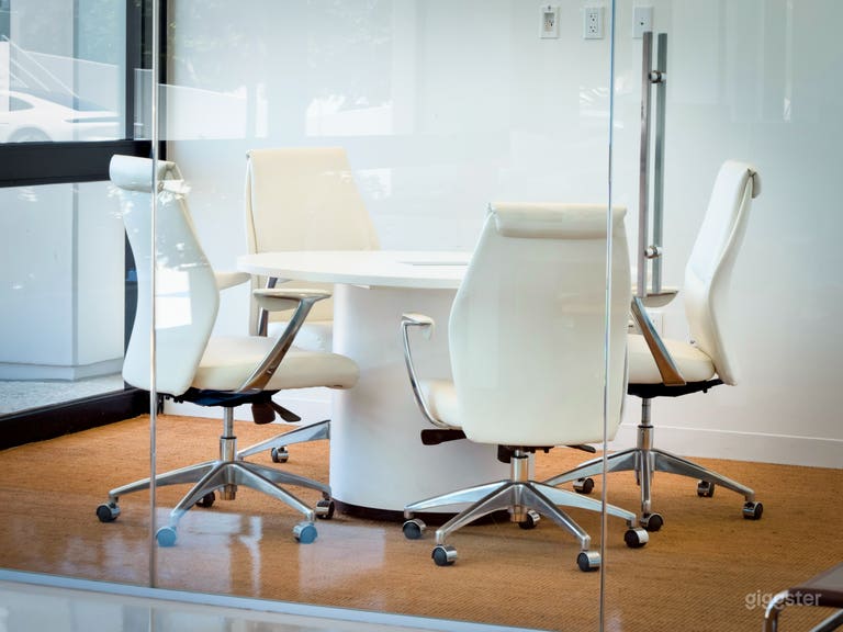  HIGH-TECH OFFICE SPACE IN LA'S BUSINESS DISTRICT 