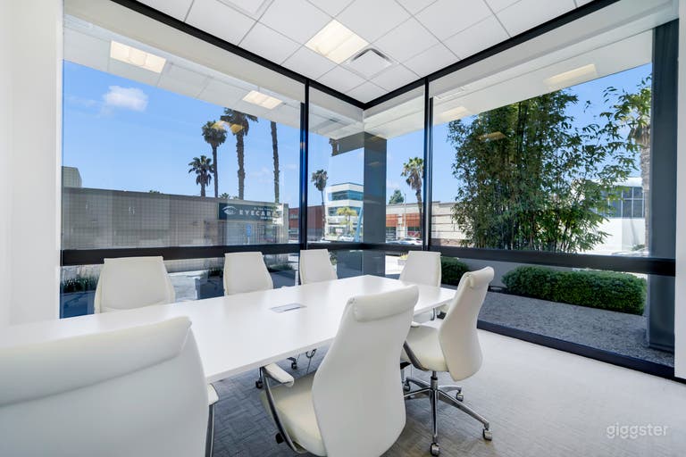  HIGH-TECH OFFICE SPACE IN LA'S BUSINESS DISTRICT 