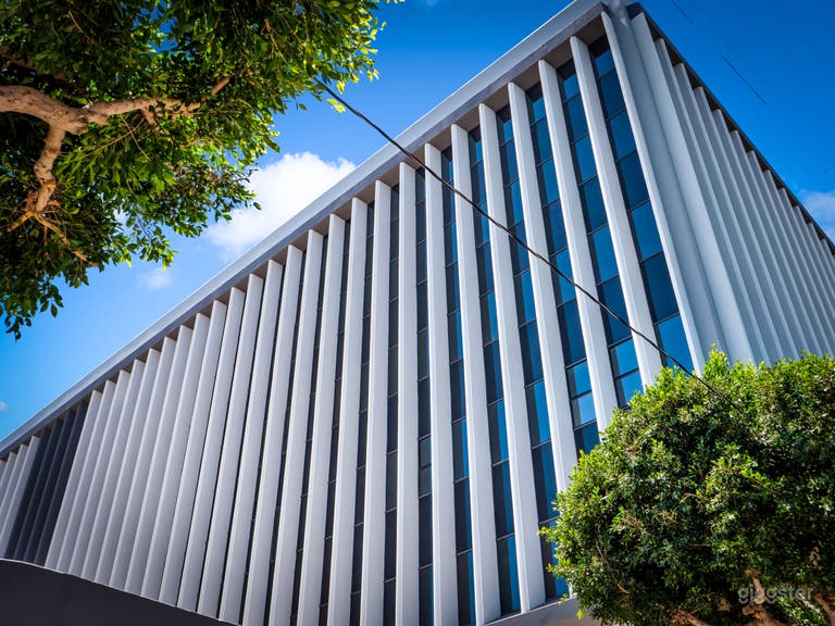  HIGH-TECH OFFICE SPACE IN LA'S BUSINESS DISTRICT 