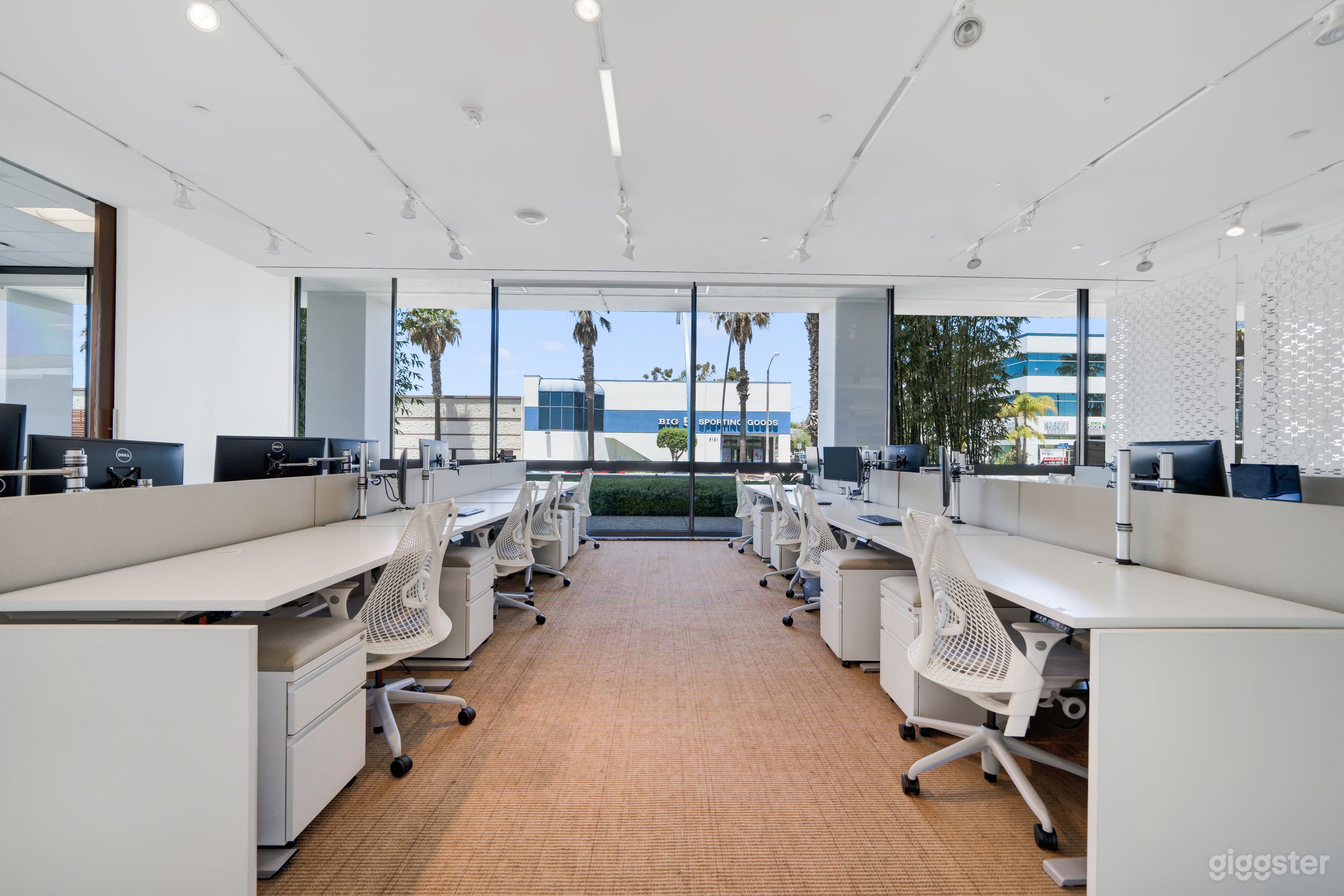 HIGH-TECH OFFICE SPACE IN LA'S BUSINESS DISTRICT Photo 4