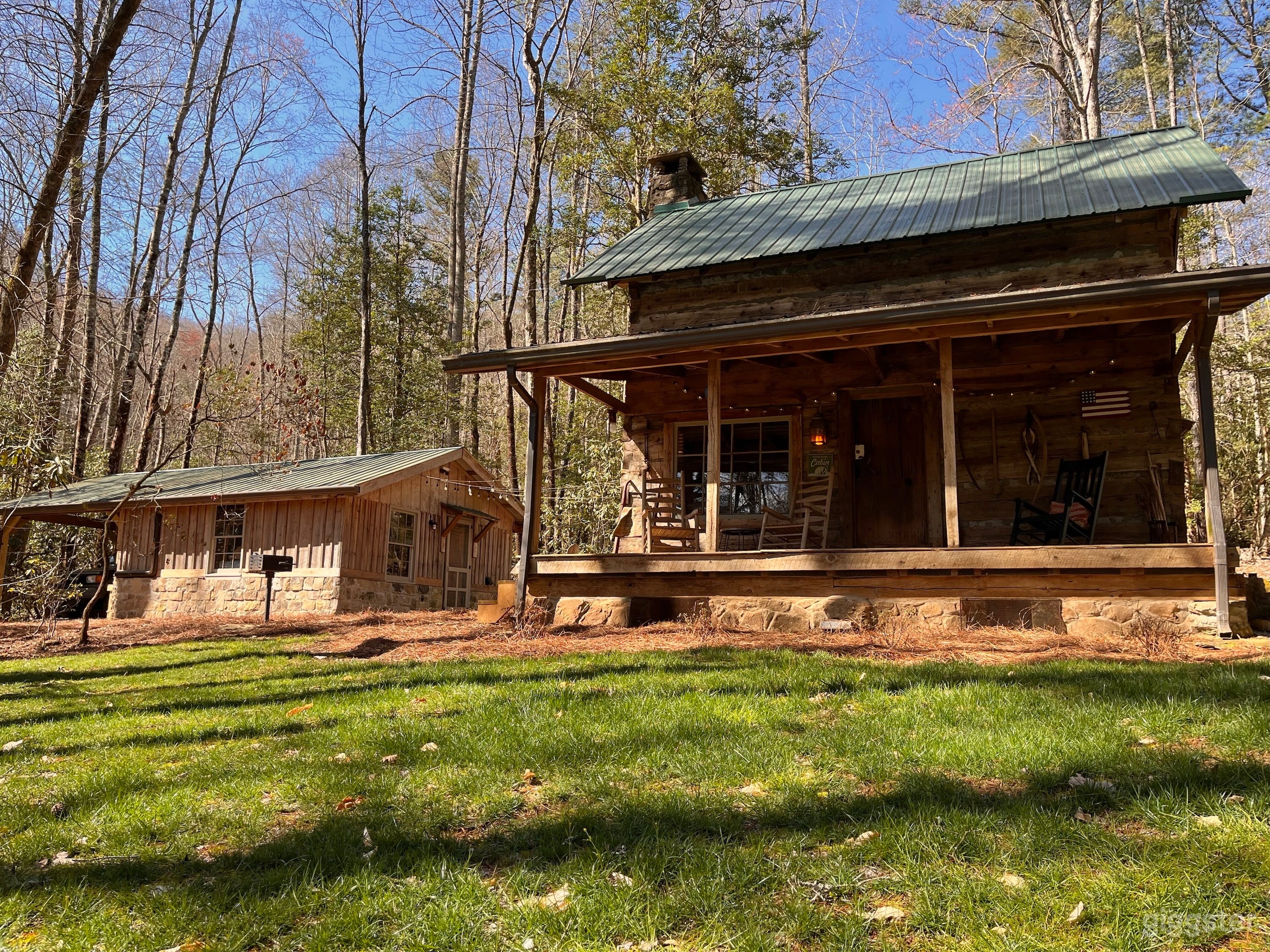 Front view of the cabin and guest cabin