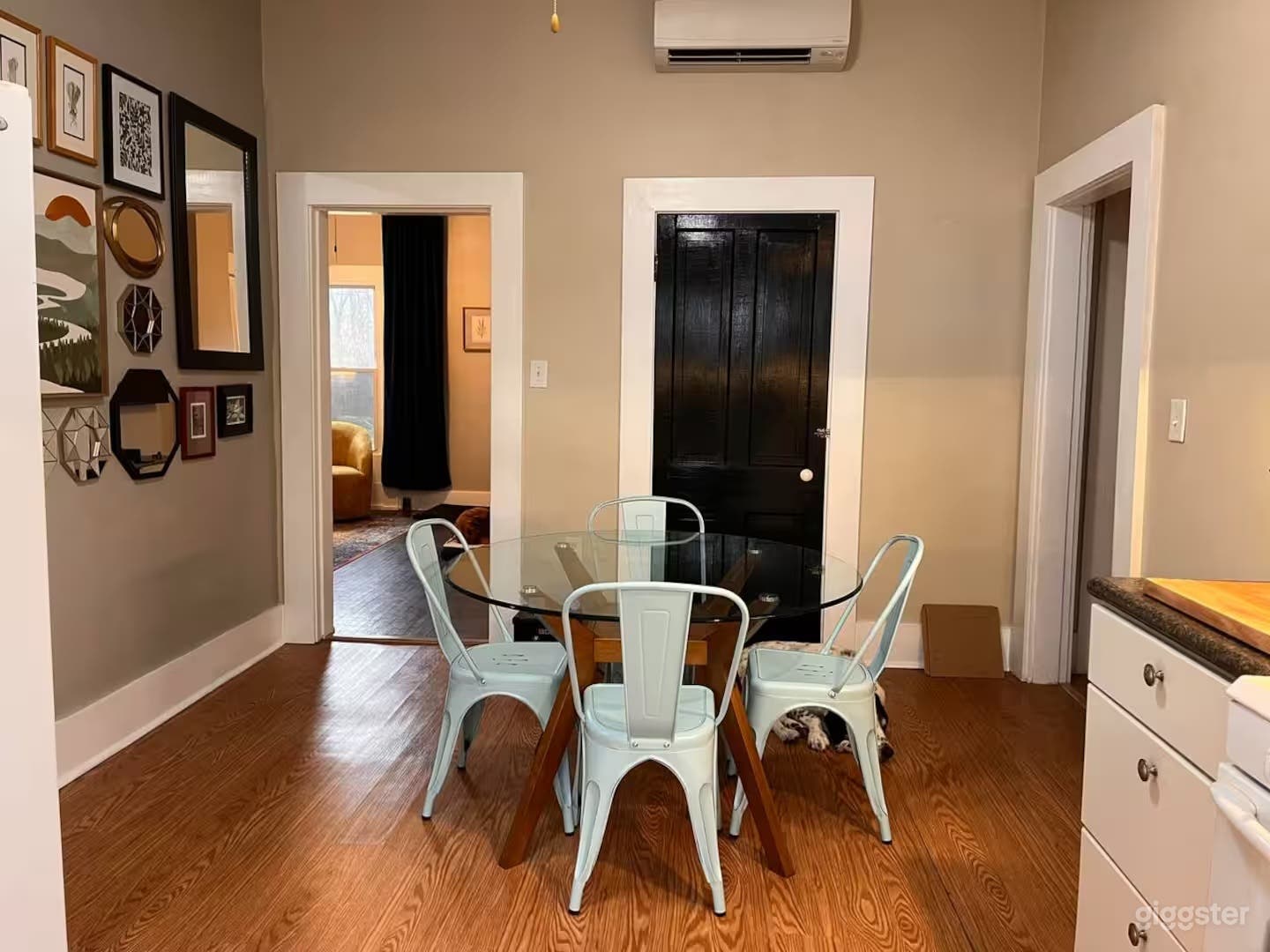 Charming Farmhouse Photo 3