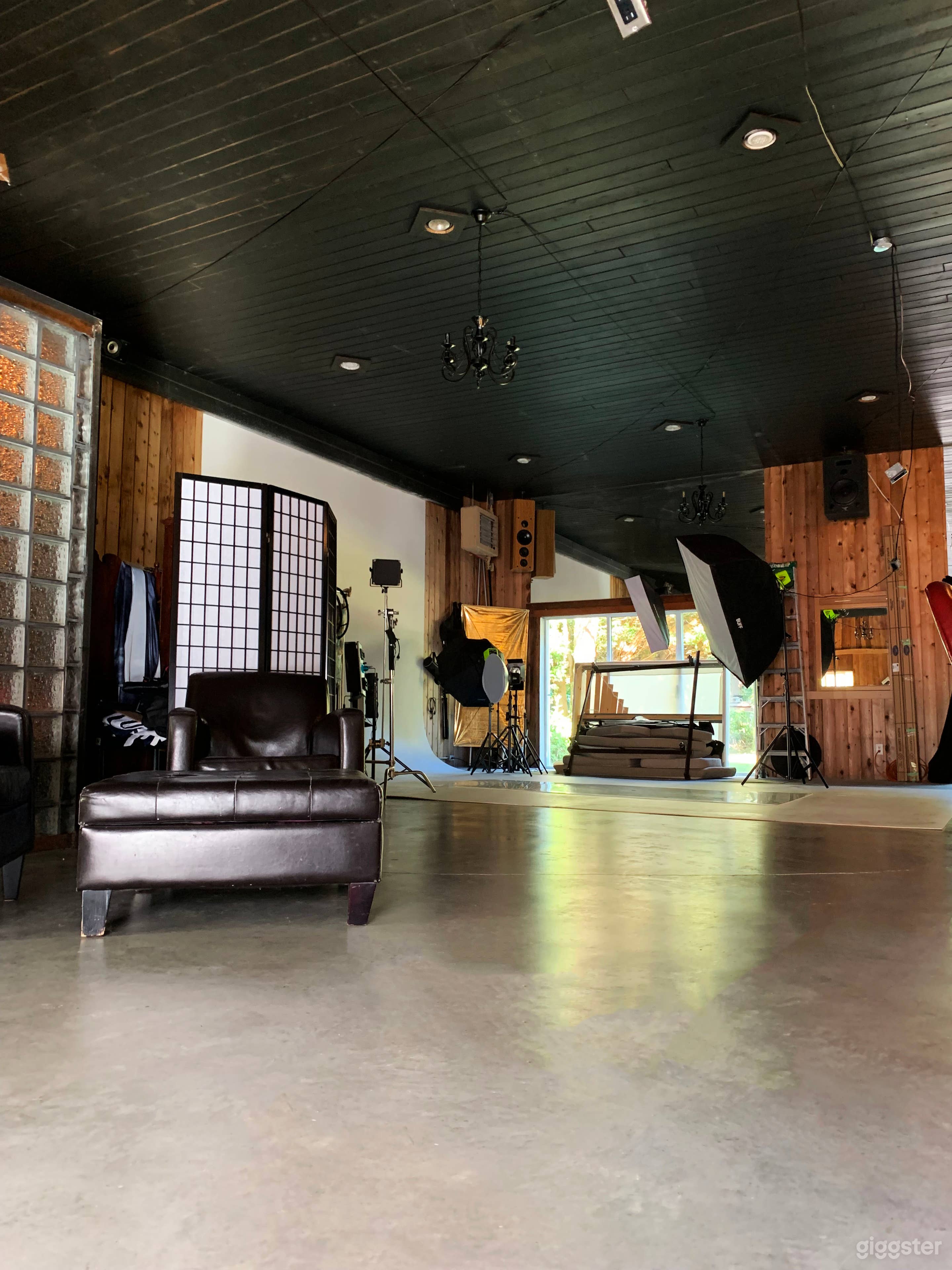 Beautiful Large Crescent Beach Studio Photo 1