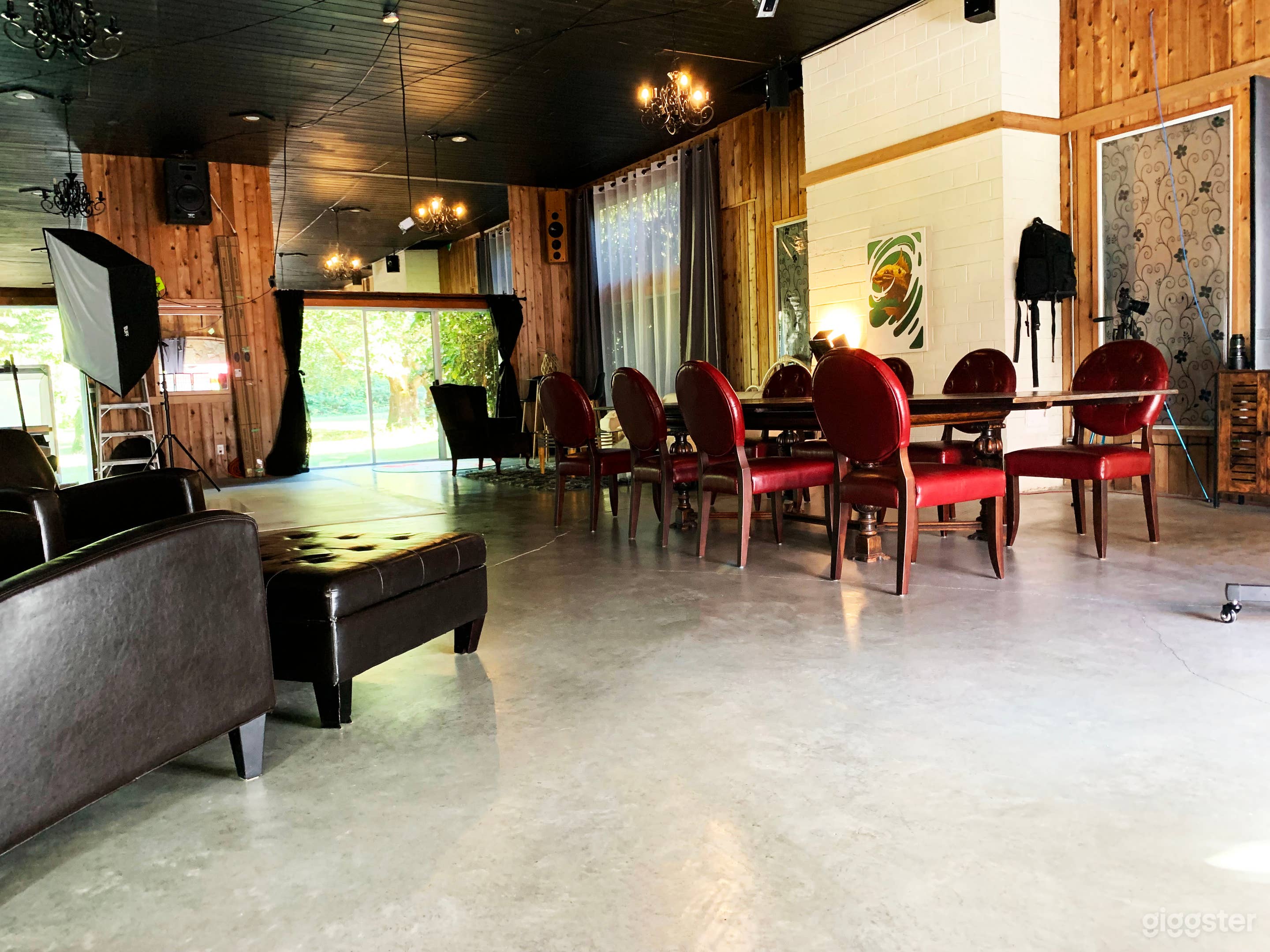 Beautiful Large Crescent Beach Studio Photo 2