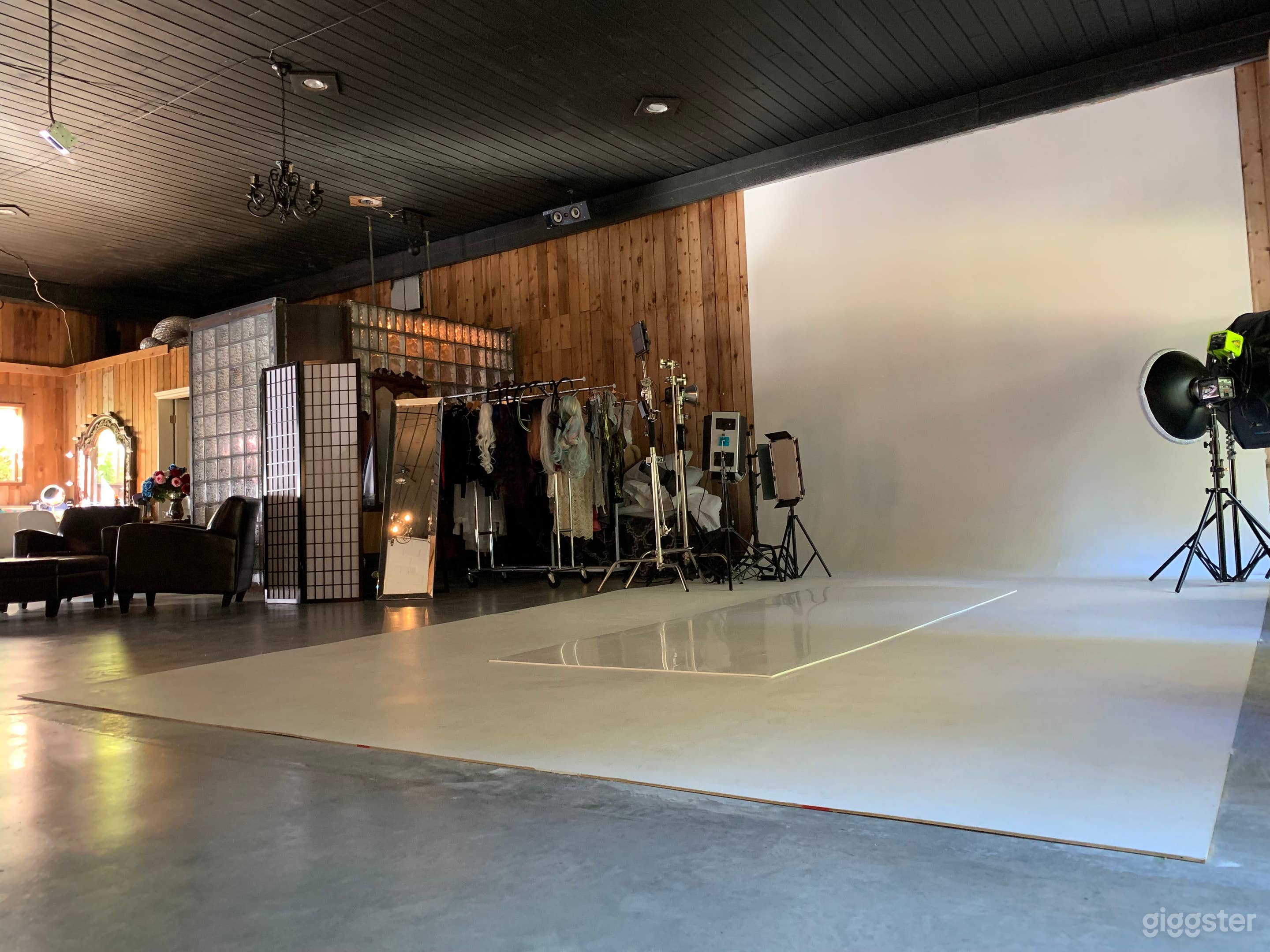 Beautiful Large Crescent Beach Studio Photo 4