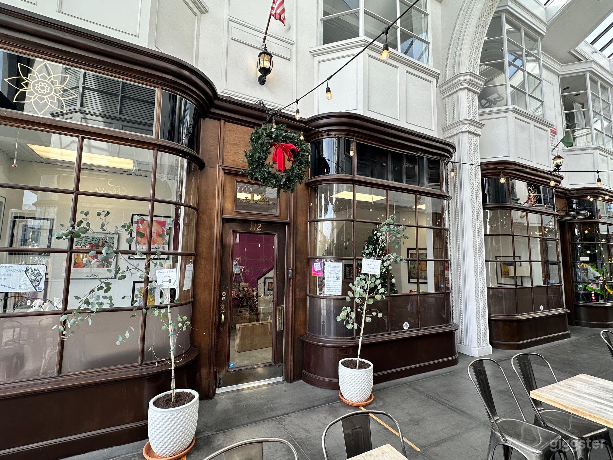 Studio/Store Front with 3 bay windows. Upstairs and downstairs. 