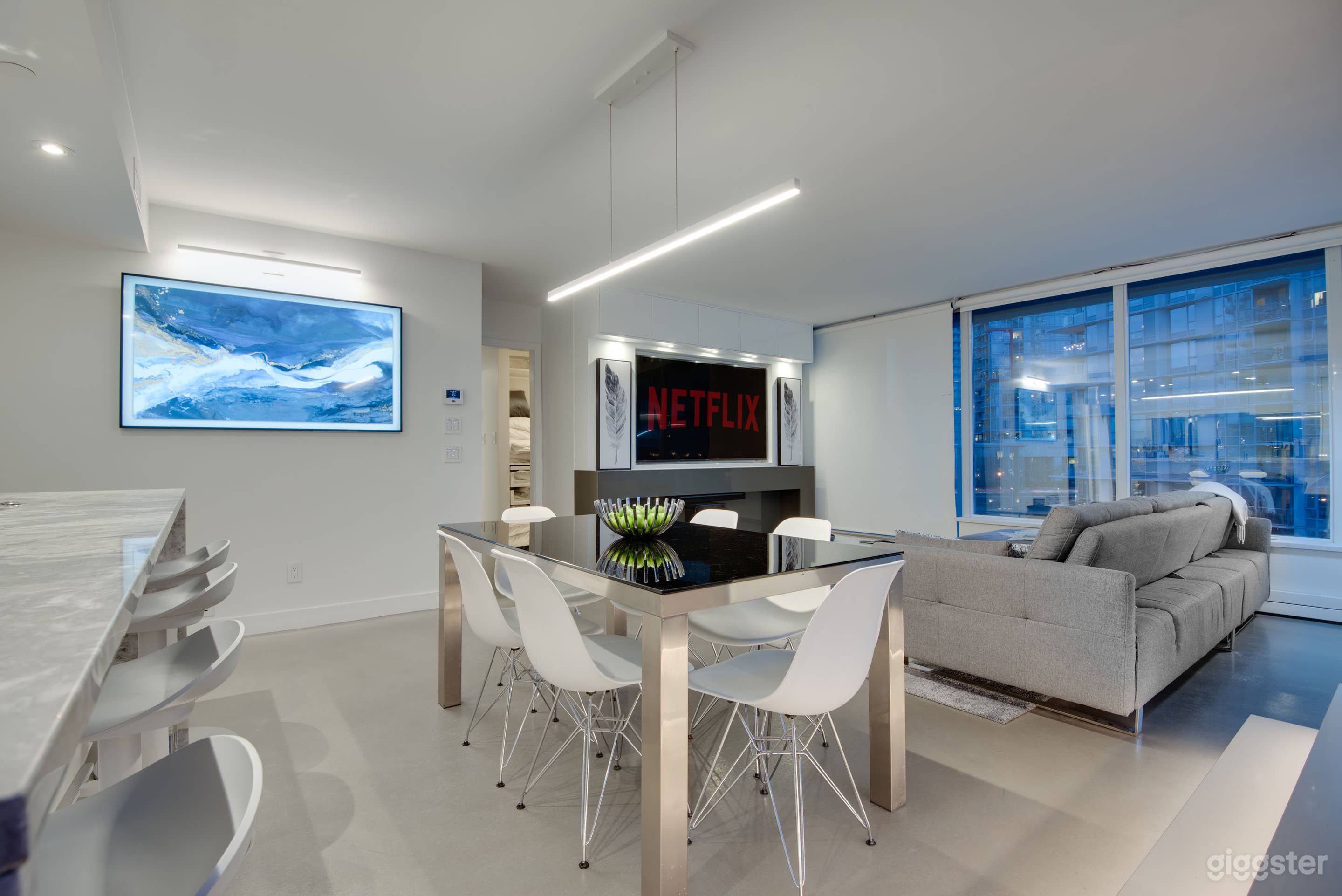 One Of A Kind Luxury Penthouse W Patios Photo 4