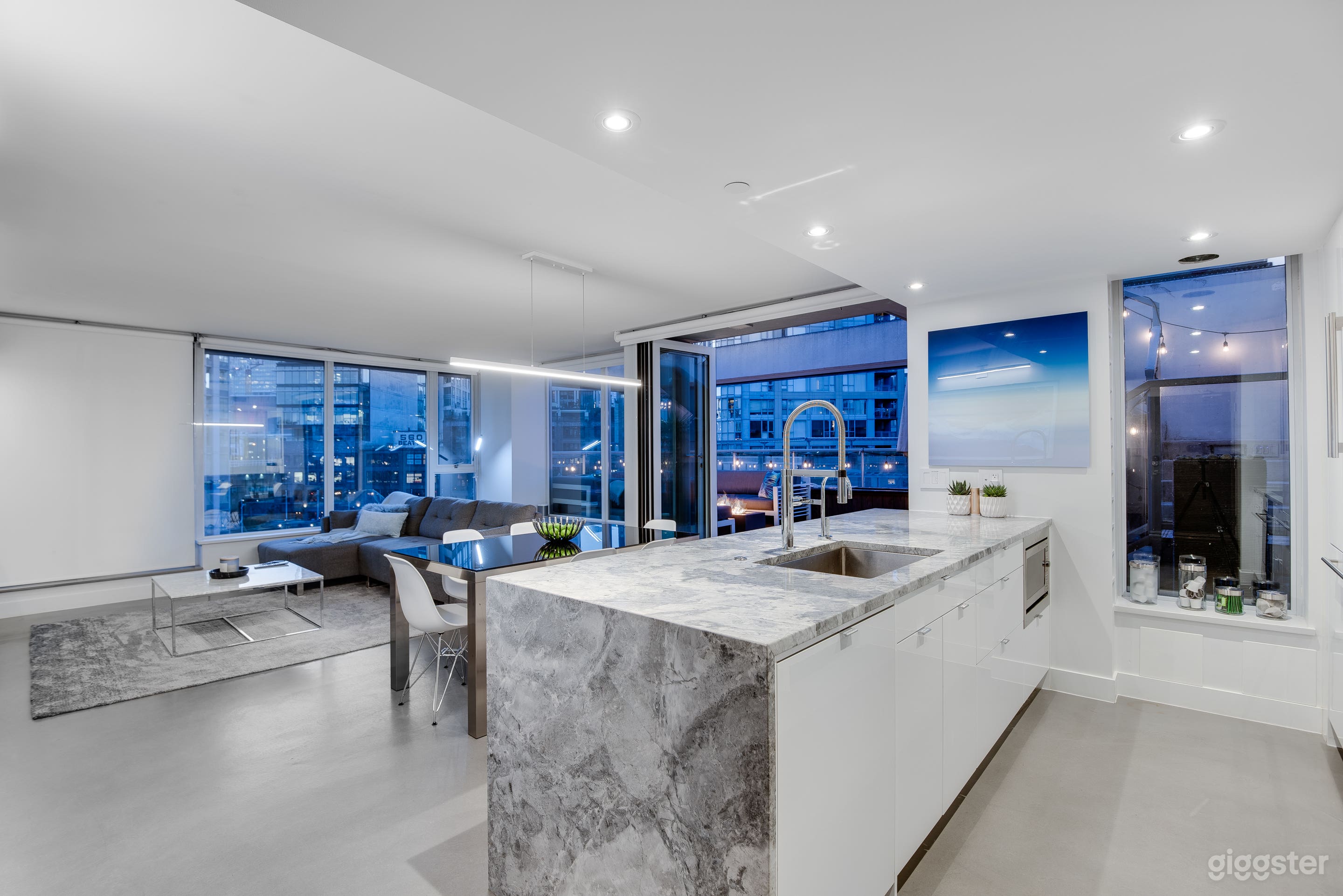 One Of A Kind Luxury Penthouse W Patios Photo 1