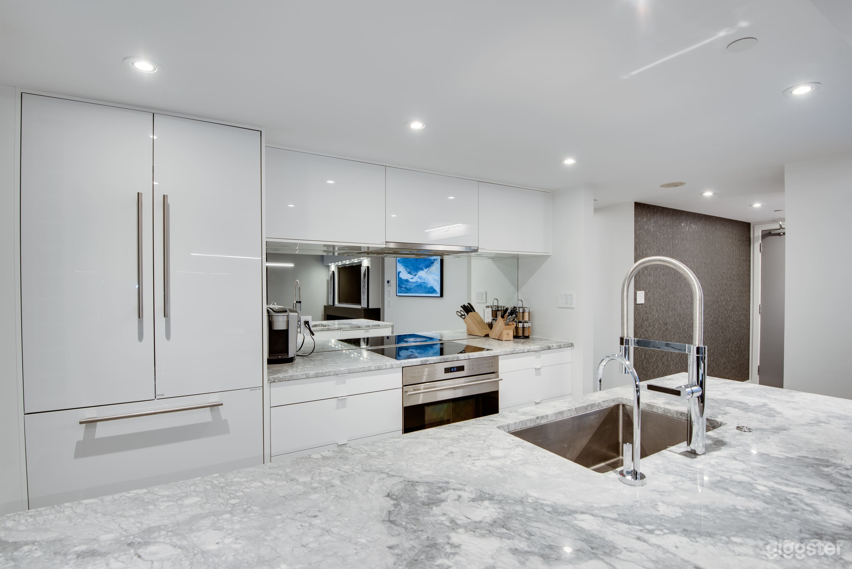 One Of A Kind Luxury Penthouse W Patios Photo 2