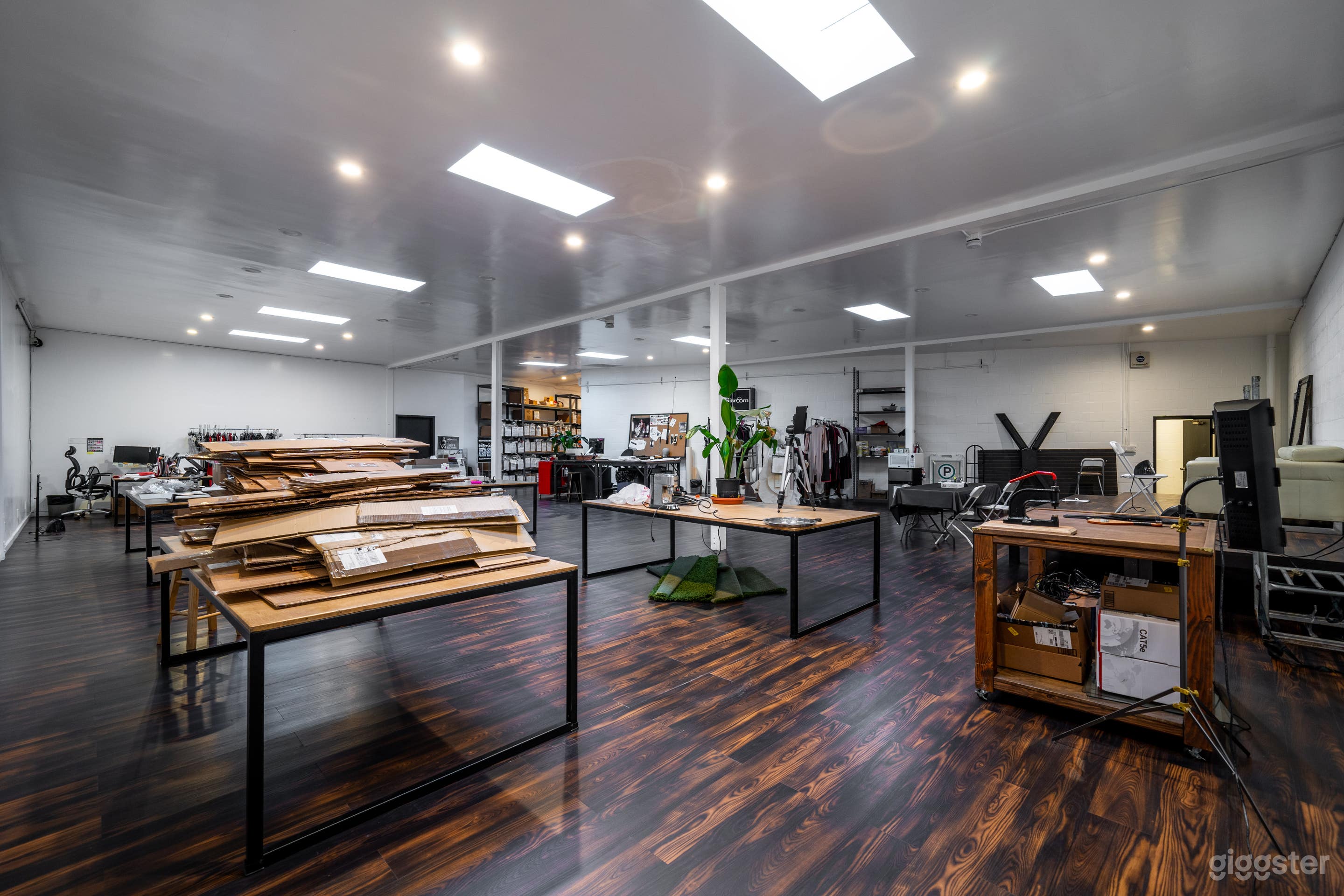 AUTHENTIC RETAIL SPACE: IDEAL FOR FILM &amp; PHOTOS Photo 3