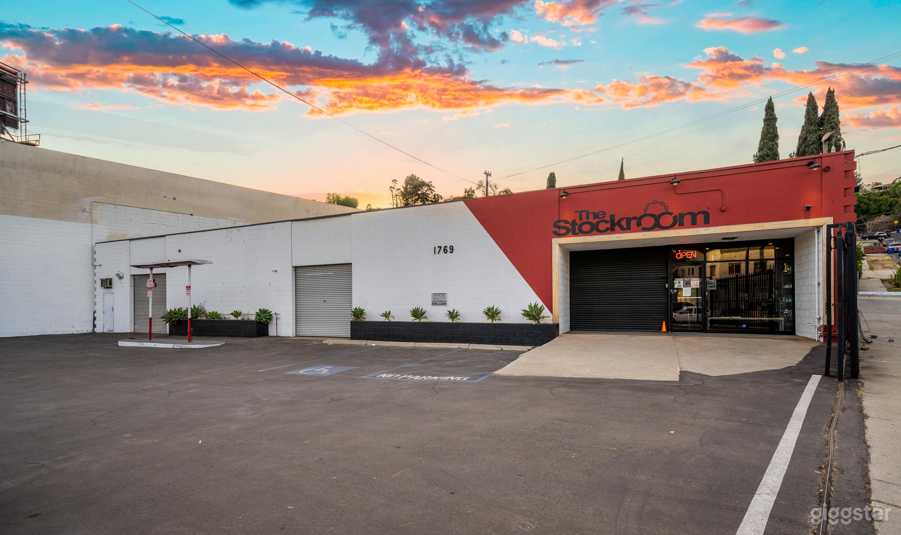 AUTHENTIC RETAIL SPACE: IDEAL FOR FILM &amp; PHOTOS Photo 4