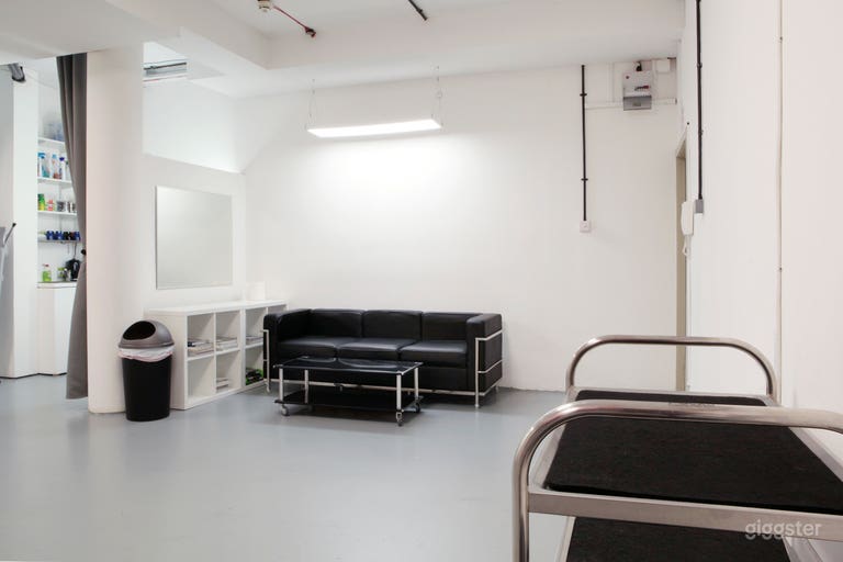  670 Sq Ft Studio With Seamless Colorama Backdrops 