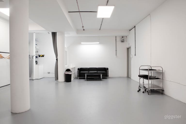  670 Sq Ft Studio With Seamless Colorama Backdrops 