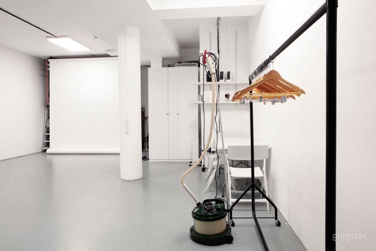  670 Sq Ft Studio With Seamless Colorama Backdrops 