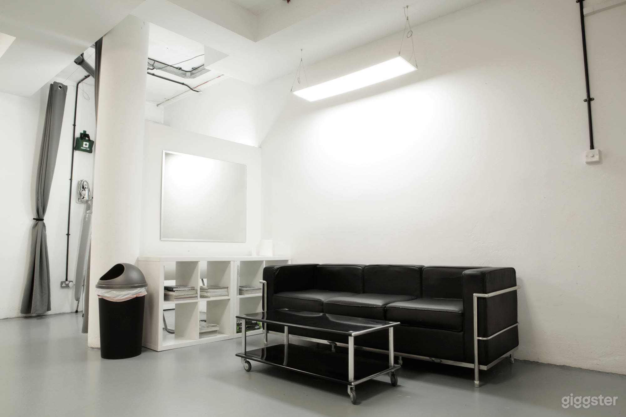 670 Sq Ft Studio With Seamless Colorama Backdrops Photo 3