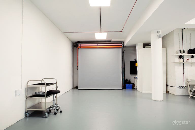  670 Sq Ft Studio With Seamless Colorama Backdrops 